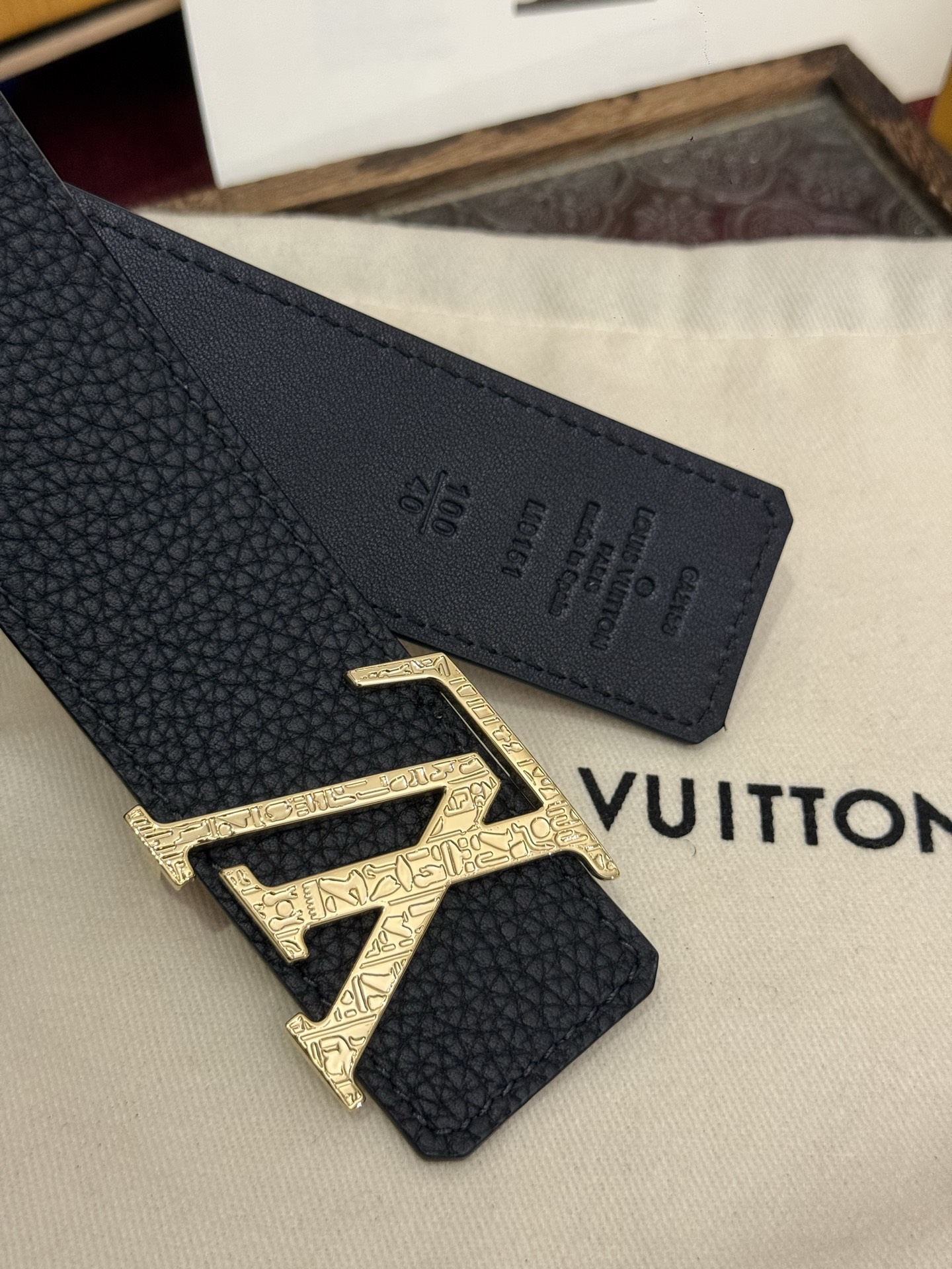 本款 Damier LV 40 毫米双面腰带做工精良，风格经典。黑色牛皮革皮带与 LV 字母搭扣优雅相称