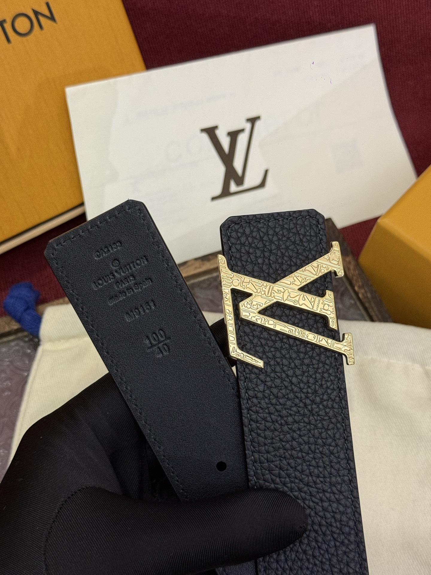 本款 Damier LV 40 毫米双面腰带做工精良，风格经典。黑色牛皮革皮带与 LV 字母搭扣优雅相称