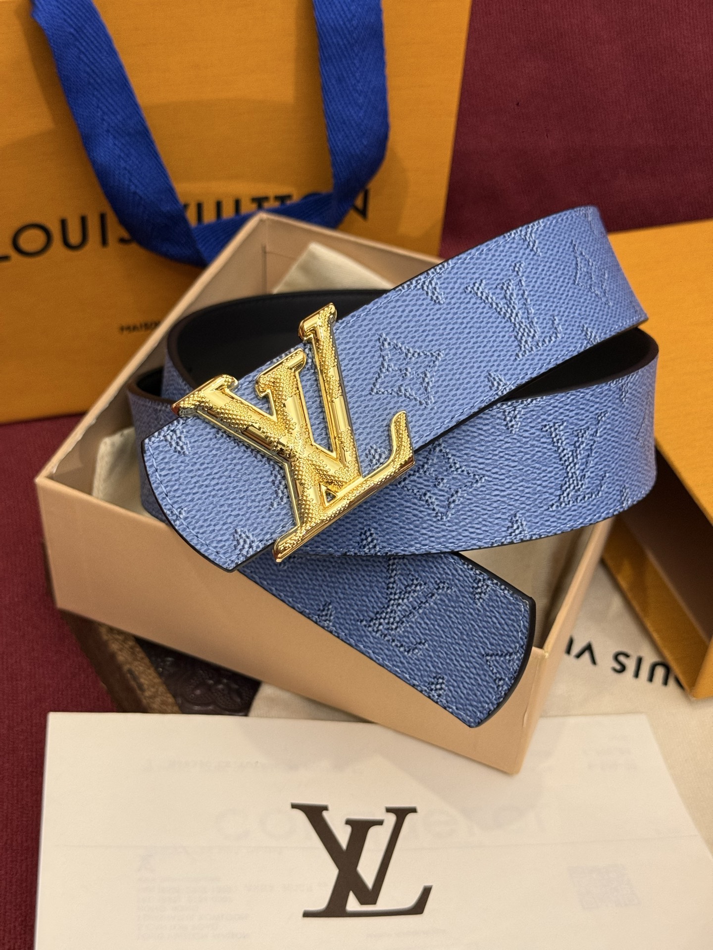 LV Dimension 双面腰带将创意传承与华美街头风范共冶一炉，彰显创意总监 Pharrell Wi