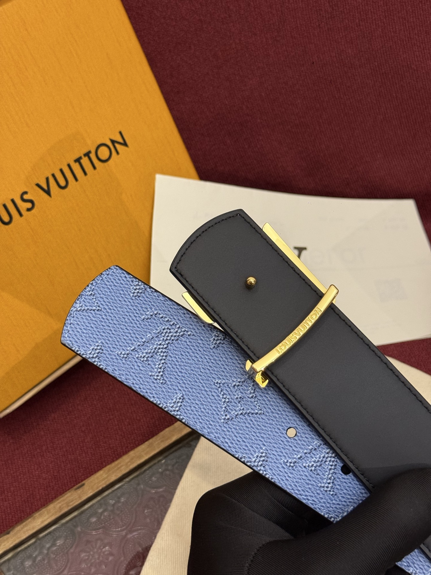 LV Dimension 双面腰带将创意传承与华美街头风范共冶一炉，彰显创意总监 Pharrell Wi