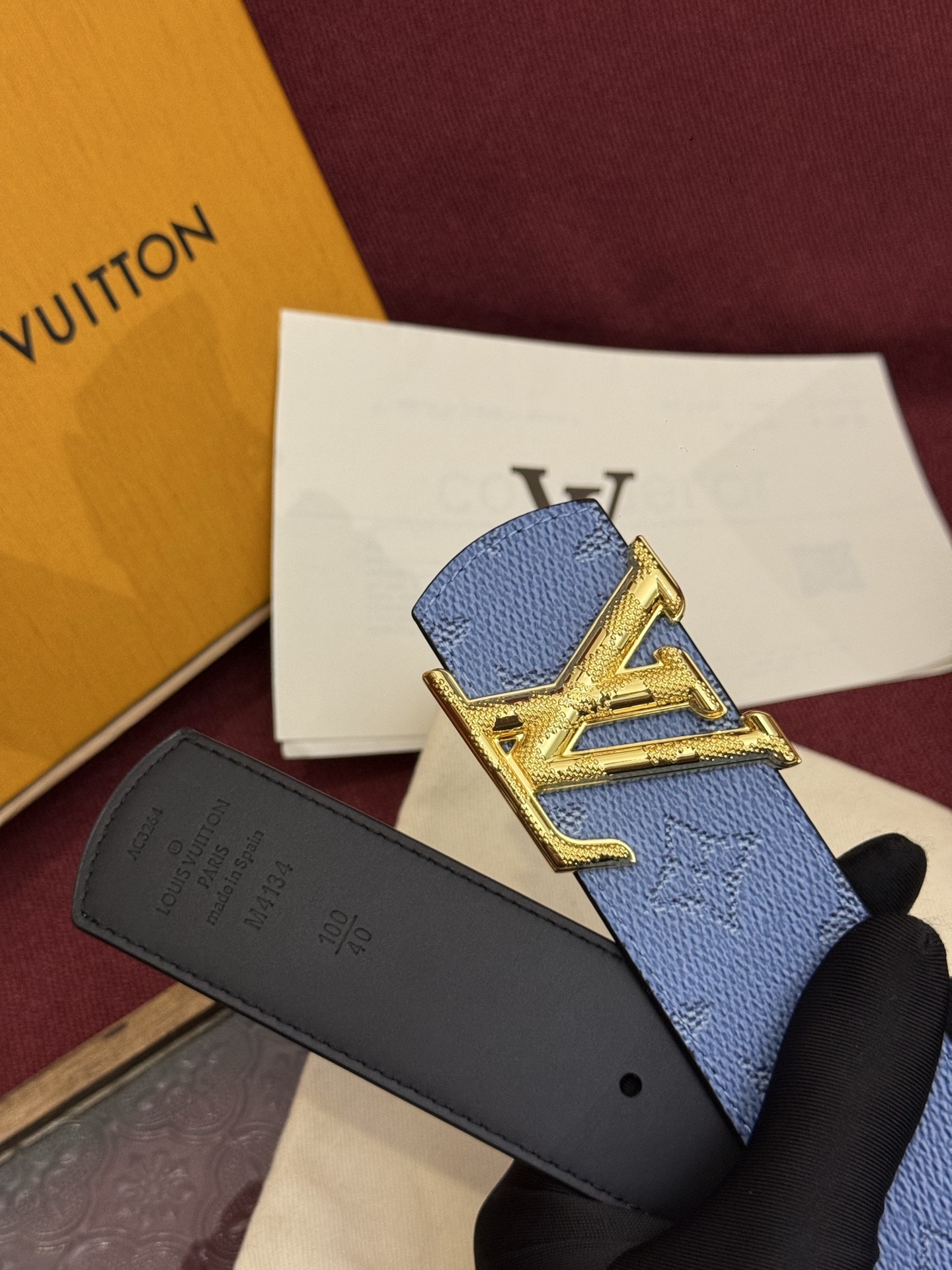 LV Dimension 双面腰带将创意传承与华美街头风范共冶一炉，彰显创意总监 Pharrell Wi
