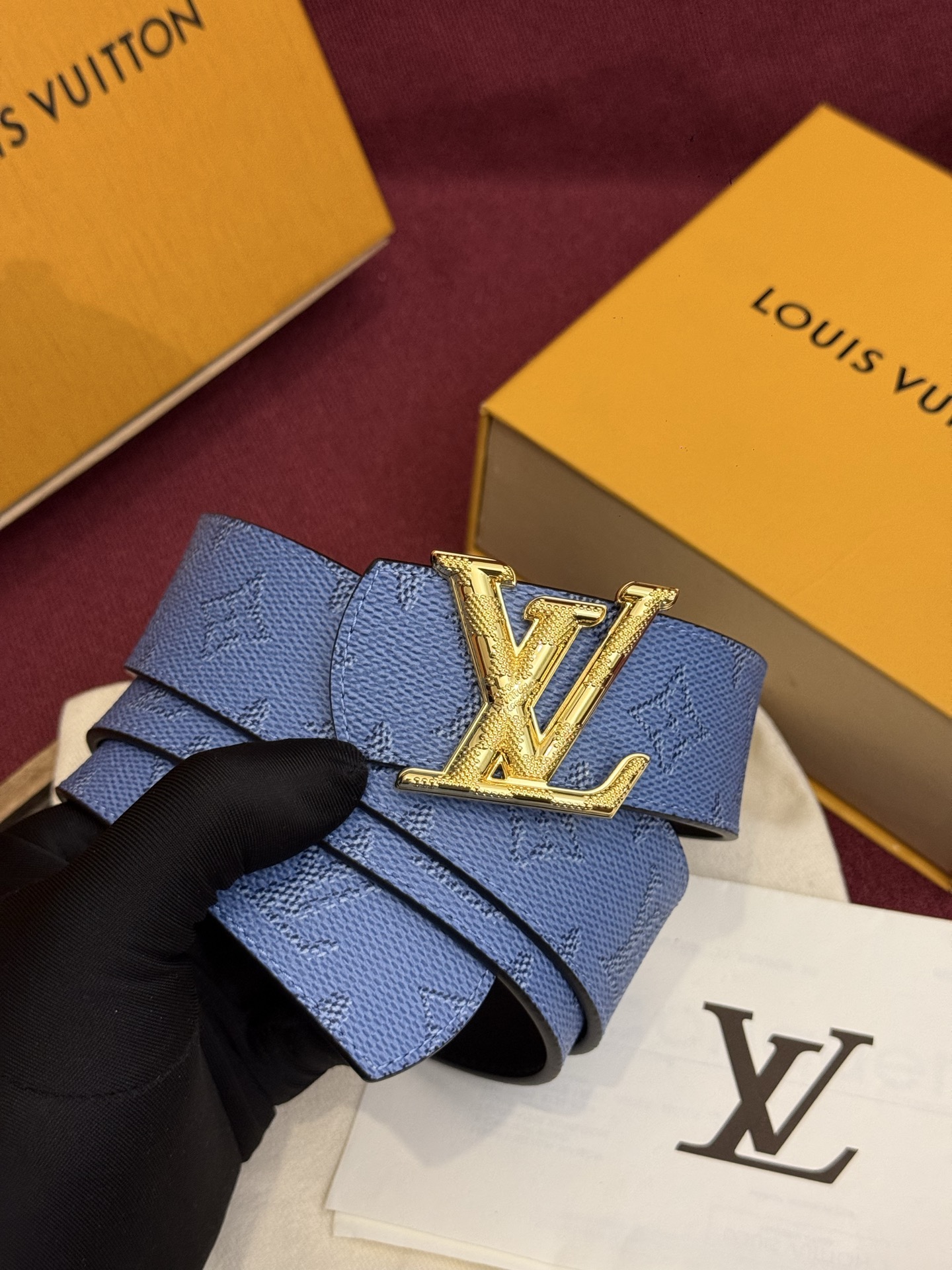 LV Dimension 双面腰带将创意传承与华美街头风范共冶一炉，彰显创意总监 Pharrell Wi