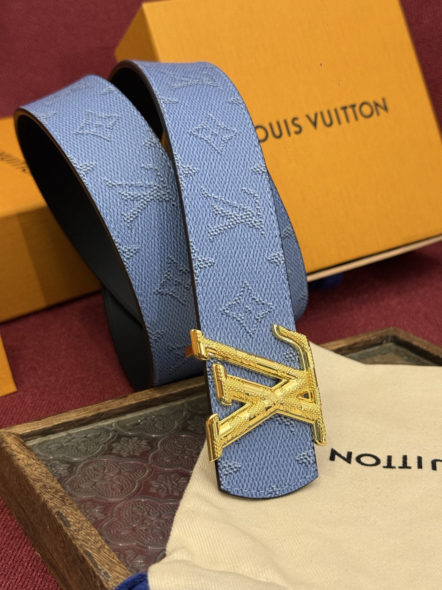 LV Dimension 双面腰带将创意传承与华美街头风范共冶一炉，彰显创意总监 Pharrell Wi