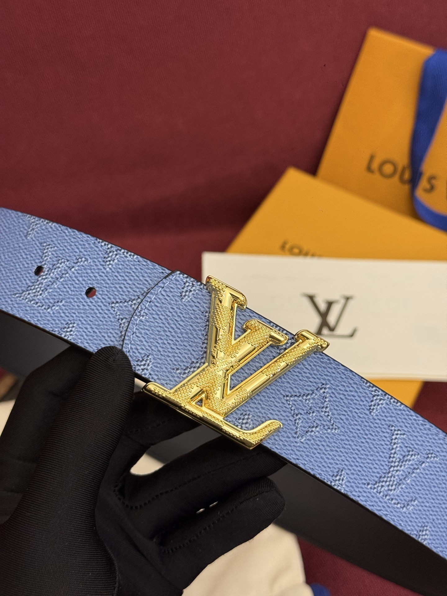 LV Dimension 双面腰带将创意传承与华美街头风范共冶一炉，彰显创意总监 Pharrell Wi