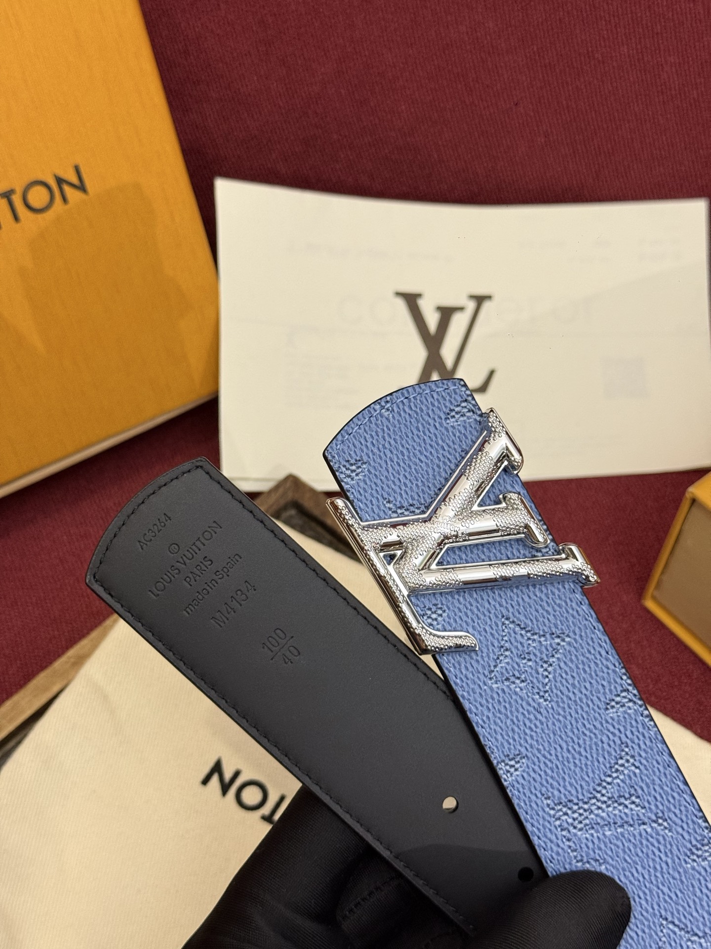 LV Dimension 双面腰带将创意传承与华美街头风范共冶一炉，彰显创意总监 Pharrell Wi