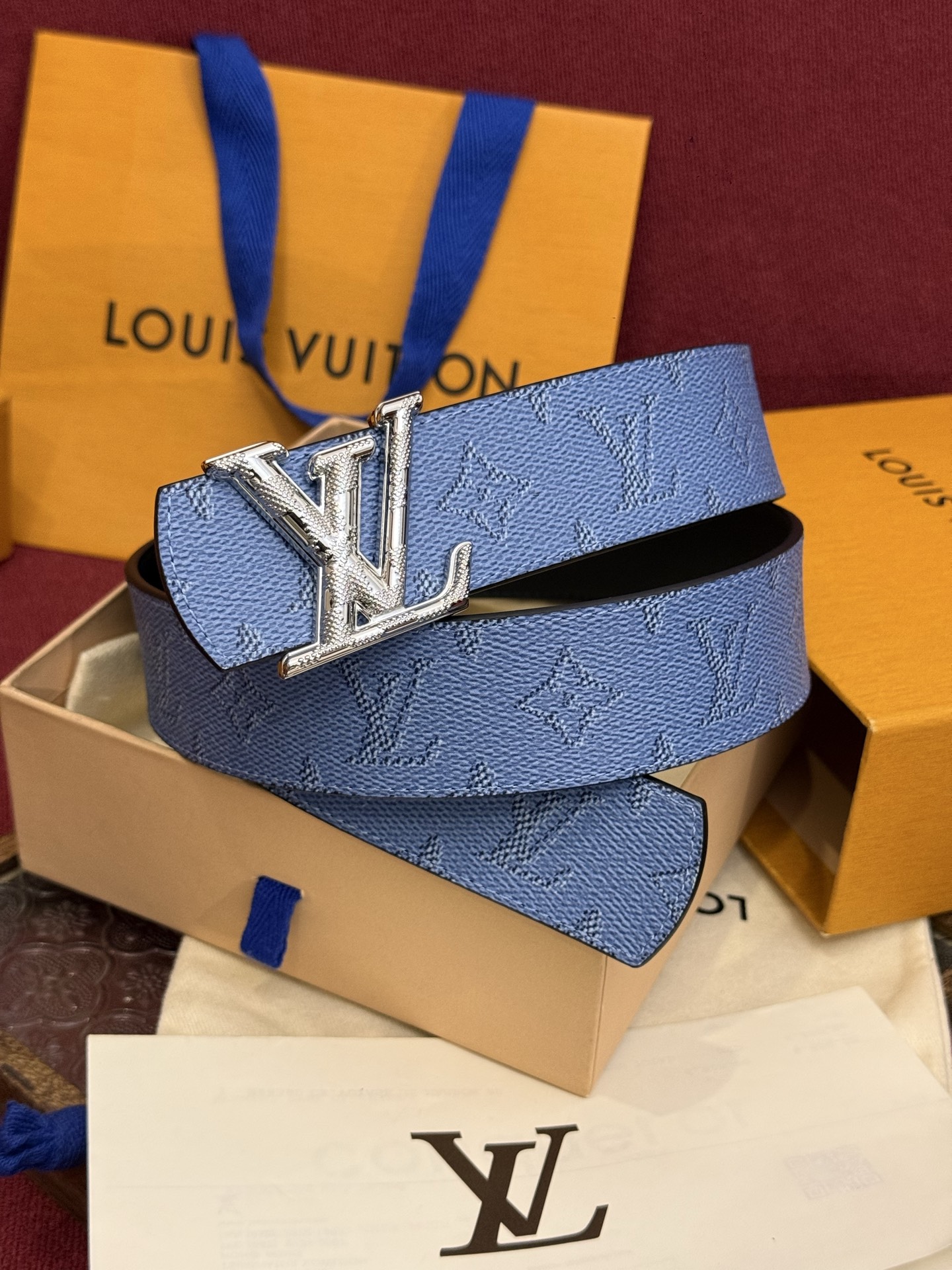 LV Dimension 双面腰带将创意传承与华美街头风范共冶一炉，彰显创意总监 Pharrell Wi