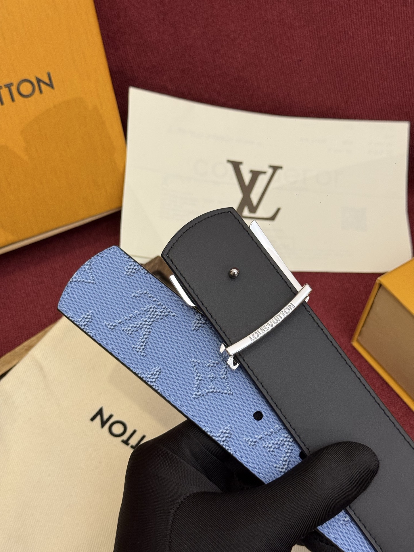 LV Dimension 双面腰带将创意传承与华美街头风范共冶一炉，彰显创意总监 Pharrell Wi