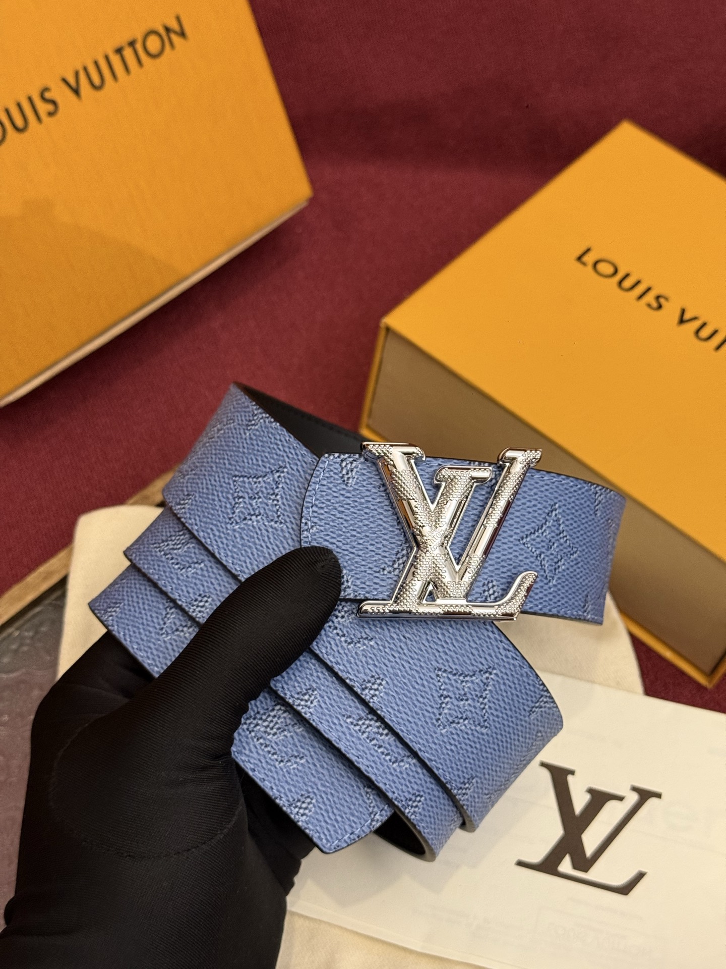 LV Dimension 双面腰带将创意传承与华美街头风范共冶一炉，彰显创意总监 Pharrell Wi