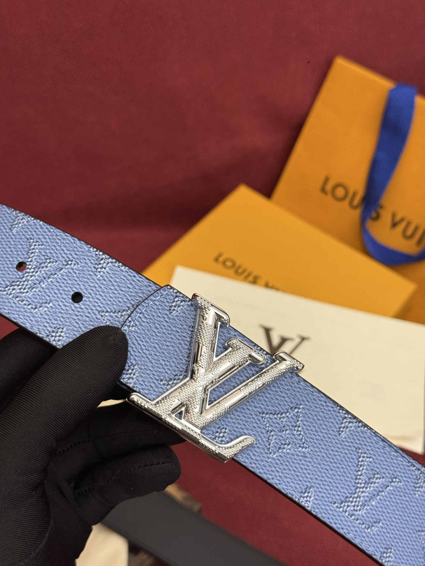 LV Dimension 双面腰带将创意传承与华美街头风范共冶一炉，彰显创意总监 Pharrell Wi