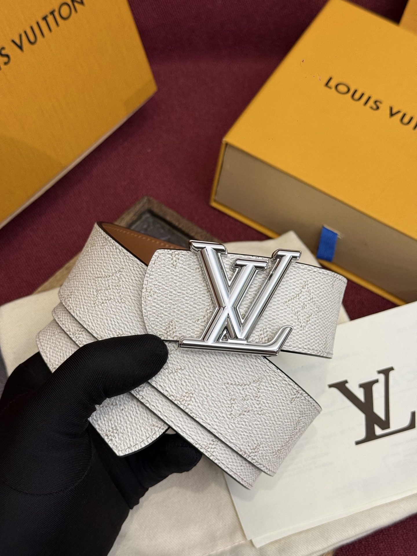 LV Dimension 双面腰带将创意传承与华美街头风范共冶一炉，彰显创意总监 Pharrell Wi