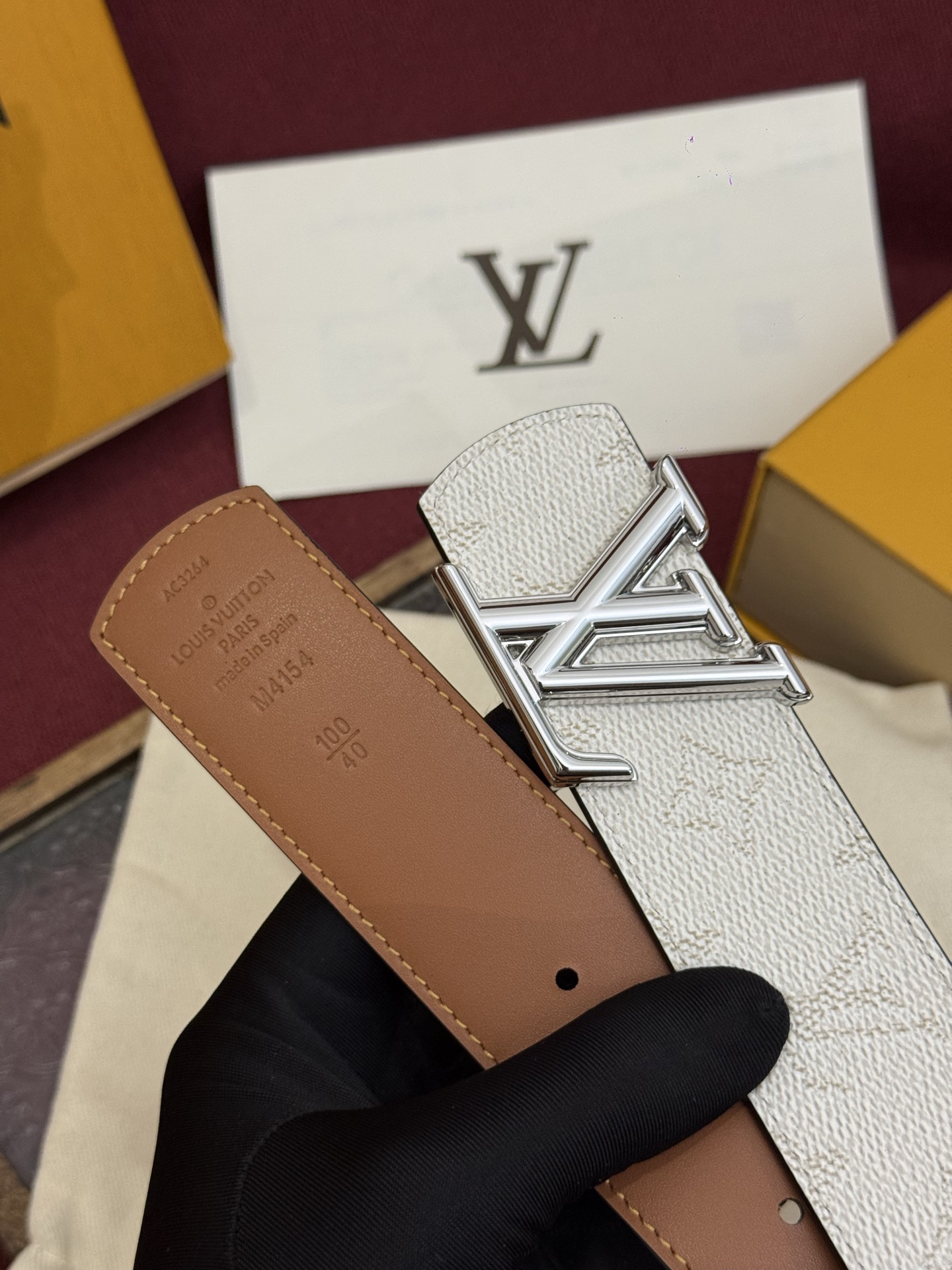 LV Dimension 双面腰带将创意传承与华美街头风范共冶一炉，彰显创意总监 Pharrell Wi