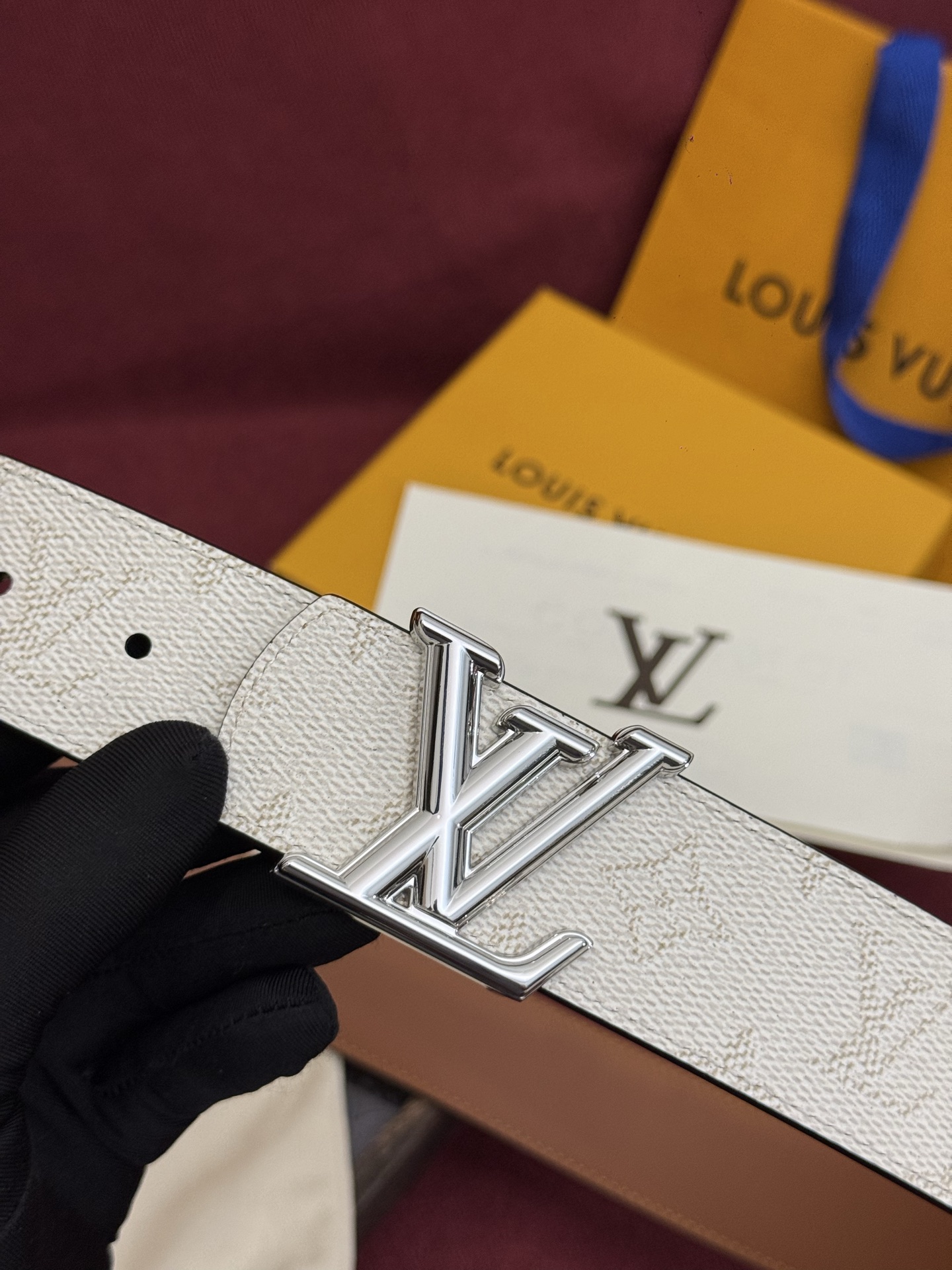 LV Dimension 双面腰带将创意传承与华美街头风范共冶一炉，彰显创意总监 Pharrell Wi
