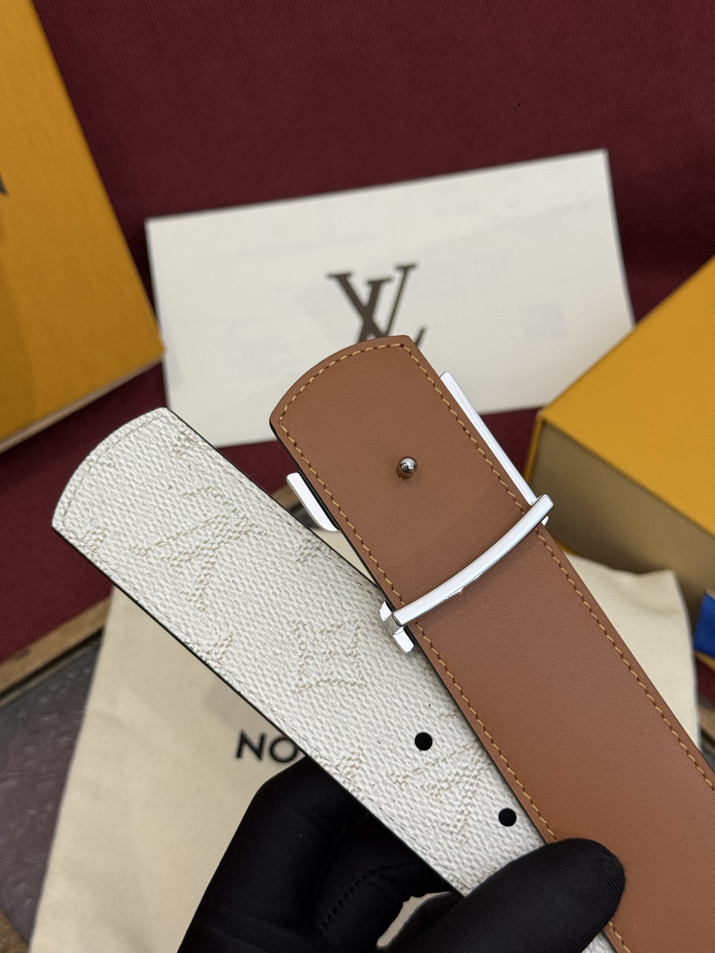 LV Dimension 双面腰带将创意传承与华美街头风范共冶一炉，彰显创意总监 Pharrell Wi