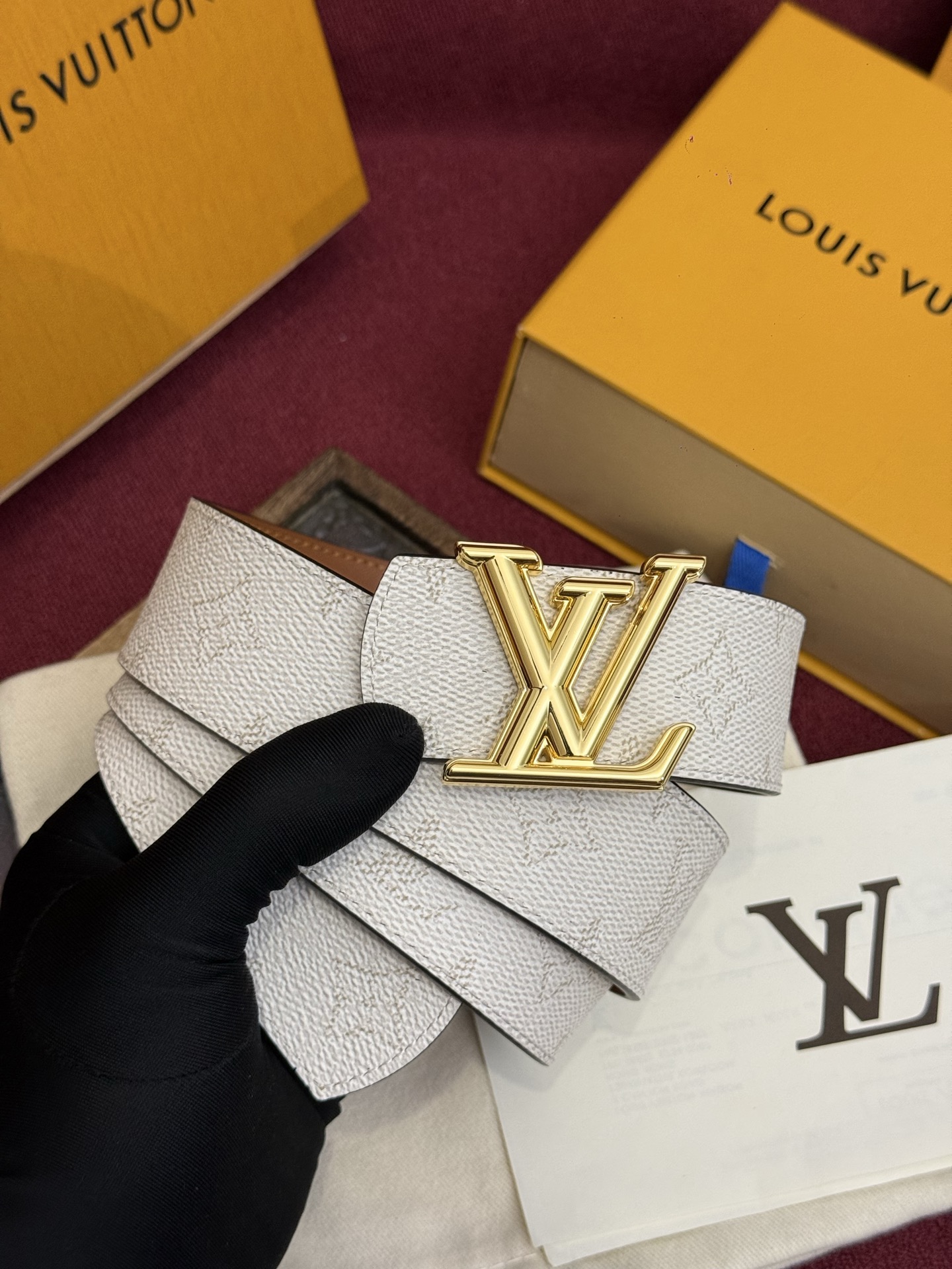 LV Dimension 双面腰带将创意传承与华美街头风范共冶一炉，彰显创意总监 Pharrell Wi