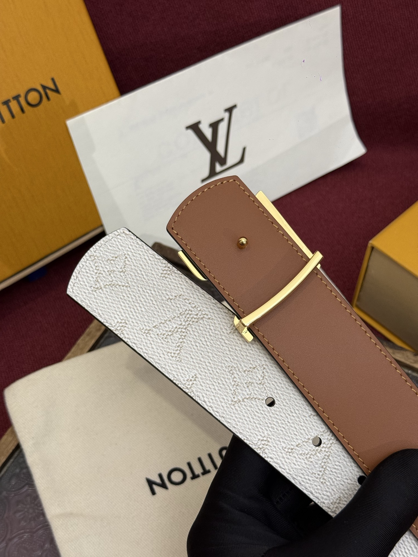 LV Dimension 双面腰带将创意传承与华美街头风范共冶一炉，彰显创意总监 Pharrell Wi