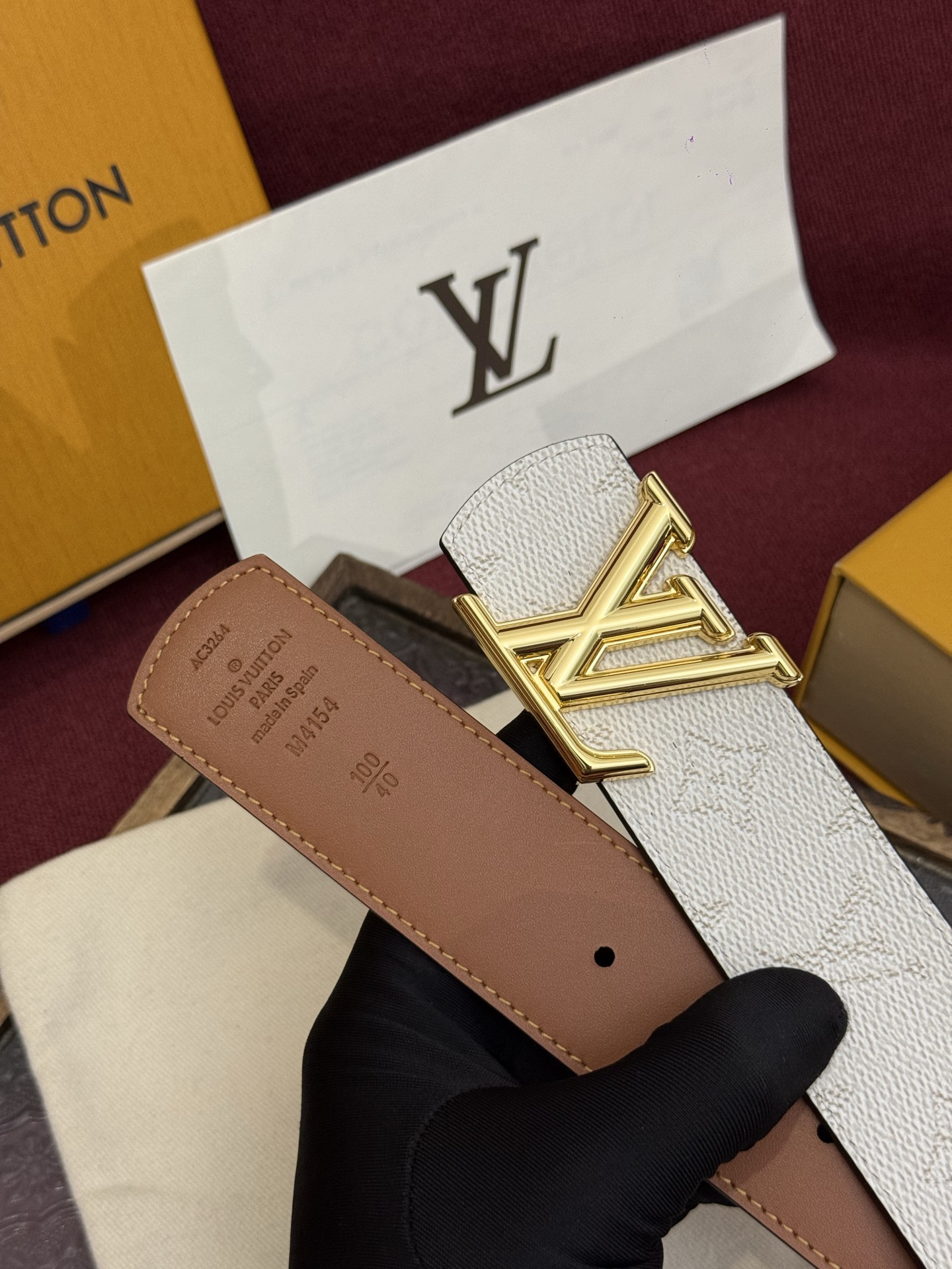 LV Dimension 双面腰带将创意传承与华美街头风范共冶一炉，彰显创意总监 Pharrell Wi
