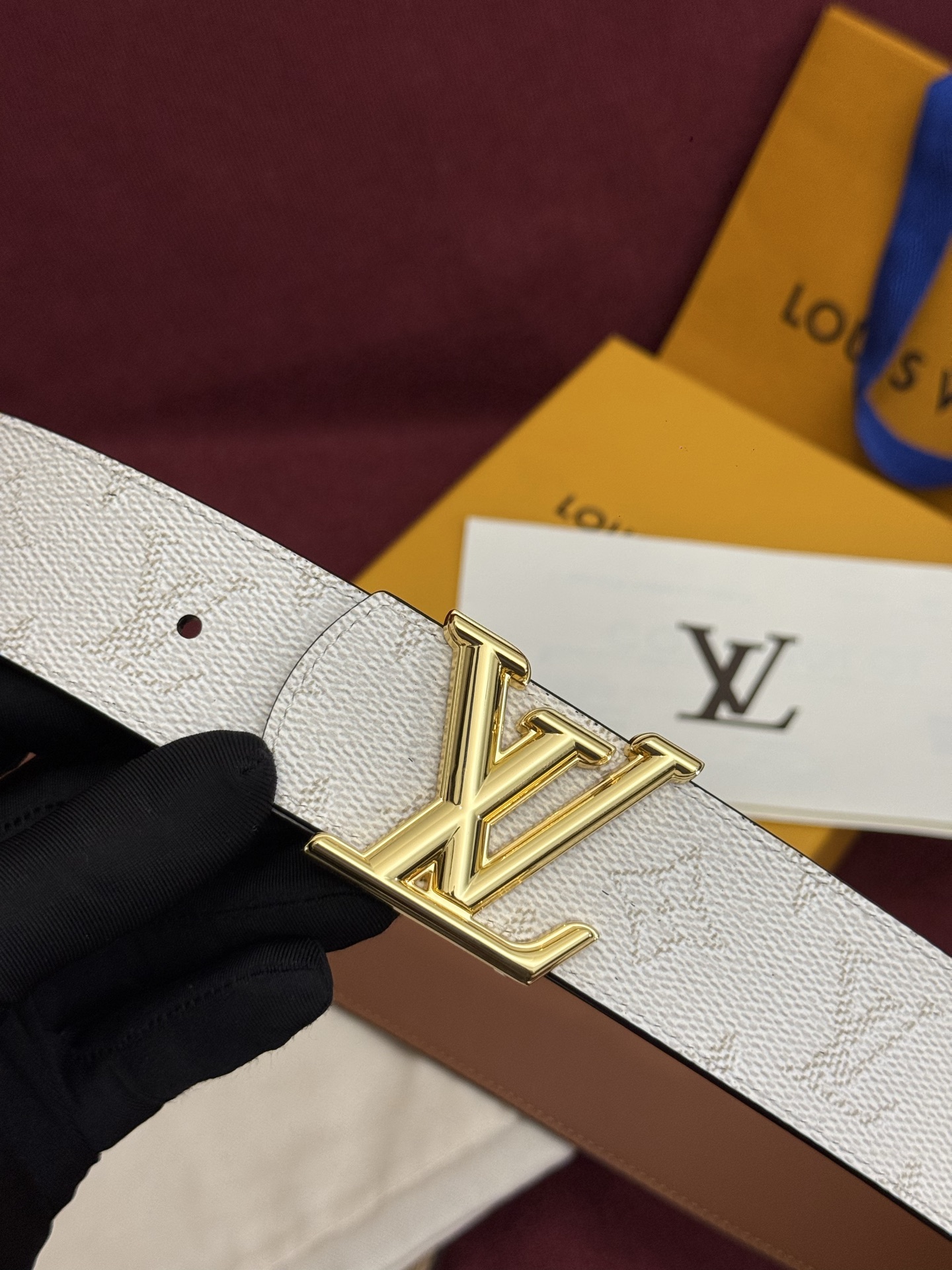 LV Dimension 双面腰带将创意传承与华美街头风范共冶一炉，彰显创意总监 Pharrell Wi