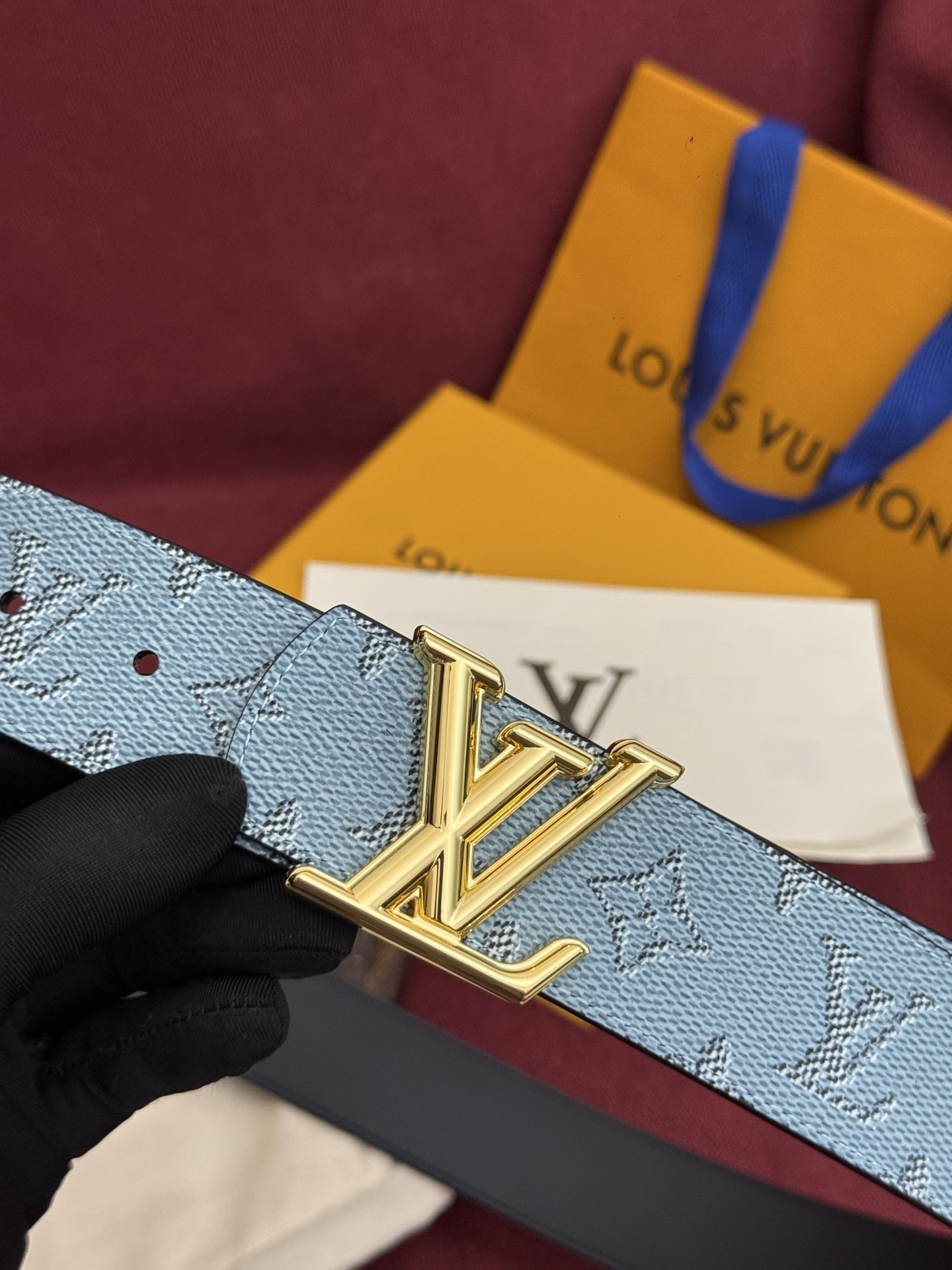 NO:882538,The LV Dimension double-sided belt combines creative heritage with gorgeous street style, highlighting the fashion vision of creative director Pharrell Williams. The Monogram canvas covers the outer layer, and the LV Dimension metal buckle shimmers with subtle luster, making it possible to express your personality in various occasions. Belts, louis vuitton19860909LV Dimension 双面腰带将创意传承与华美街头风范共冶一炉,彰显创意总监 Pharrell Williams 的时尚远见.Monogram 帆布铺陈外层,LV Dimension 金属搭扣闪烁微妙莹泽,可于各式场合宣示个性主张,皮带,louis vuitton,Belt