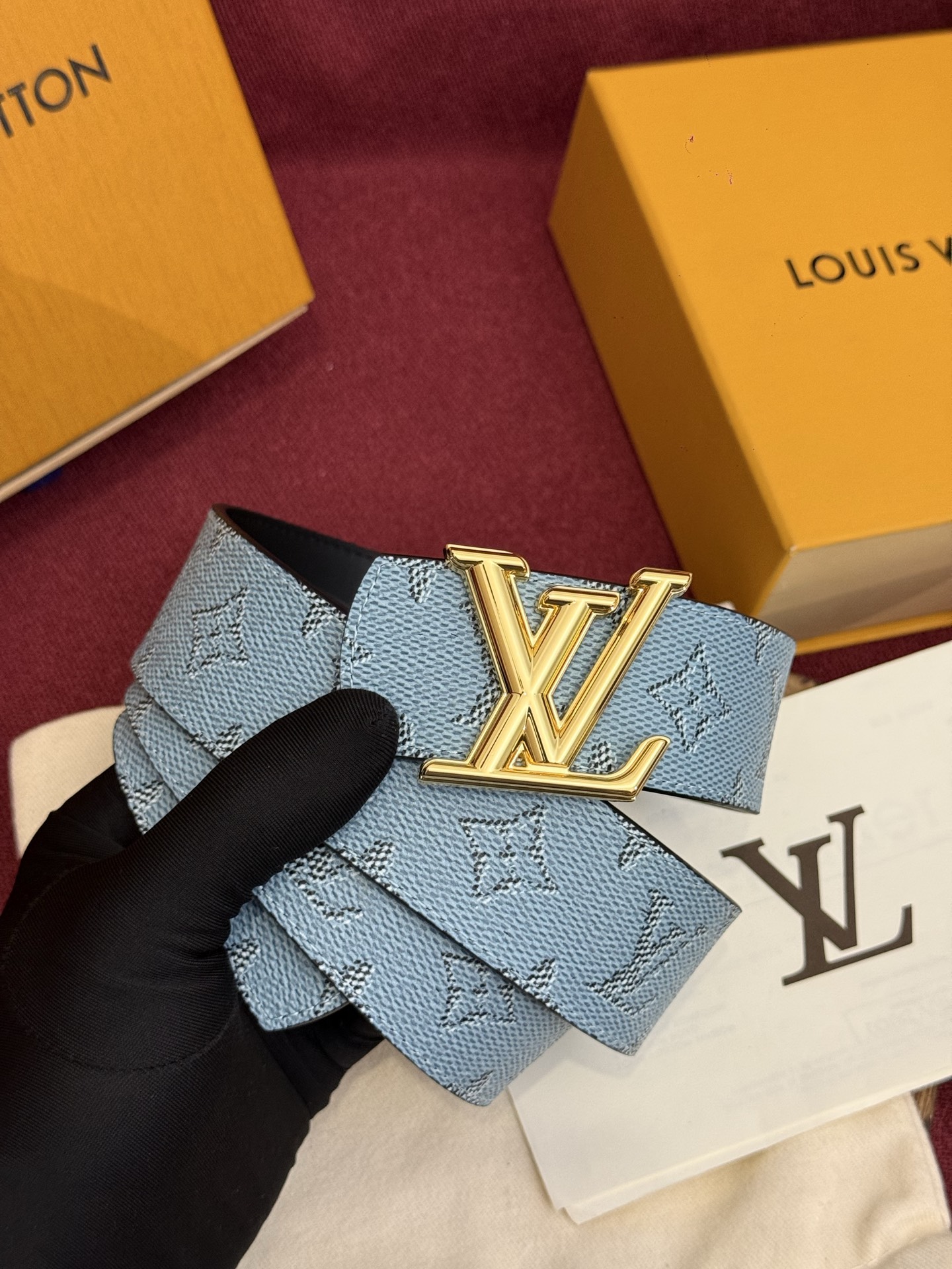 LV Dimension 双面腰带将创意传承与华美街头风范共冶一炉，彰显创意总监 Pharrell Wi