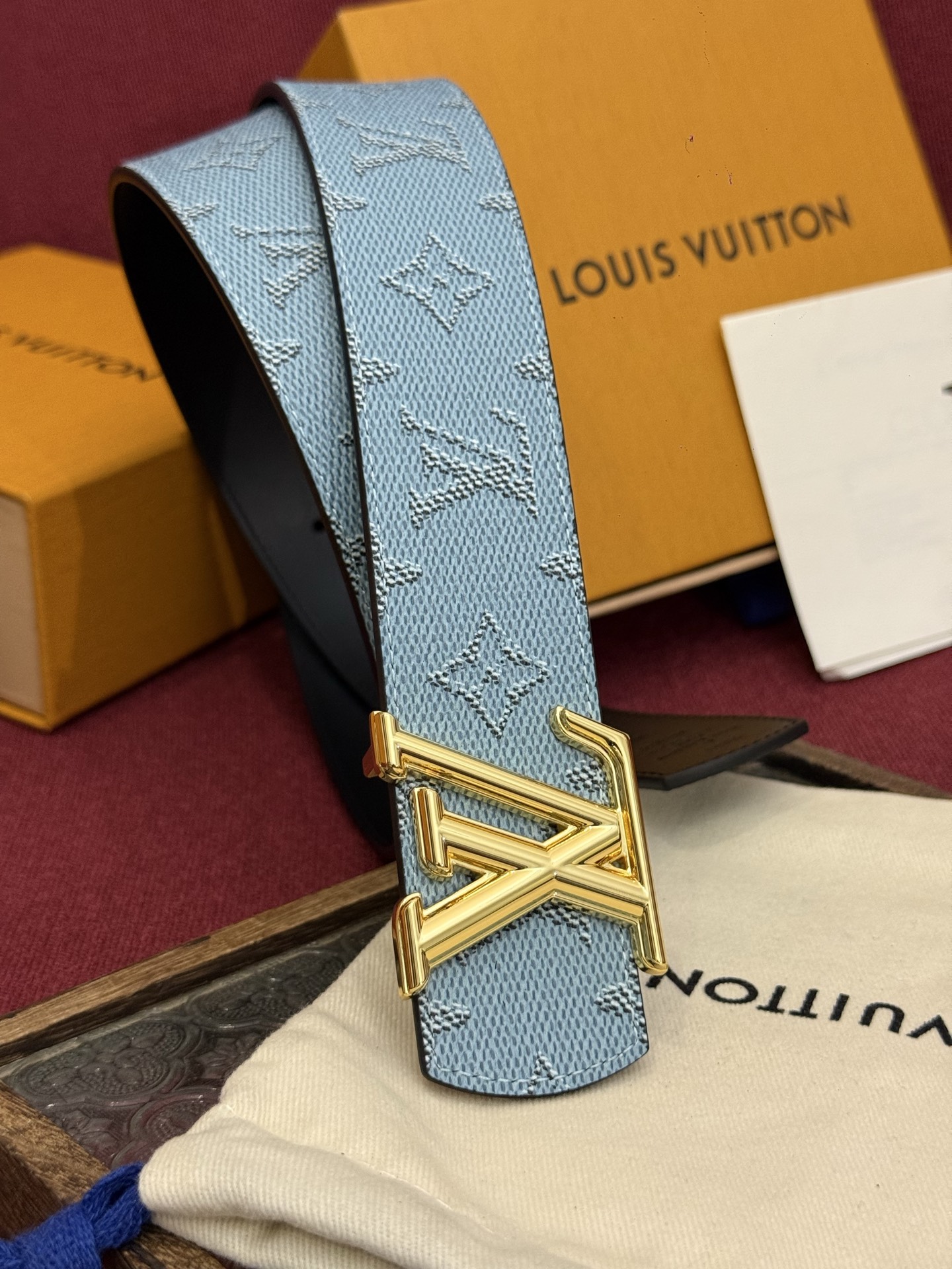 LV Dimension 双面腰带将创意传承与华美街头风范共冶一炉，彰显创意总监 Pharrell Wi