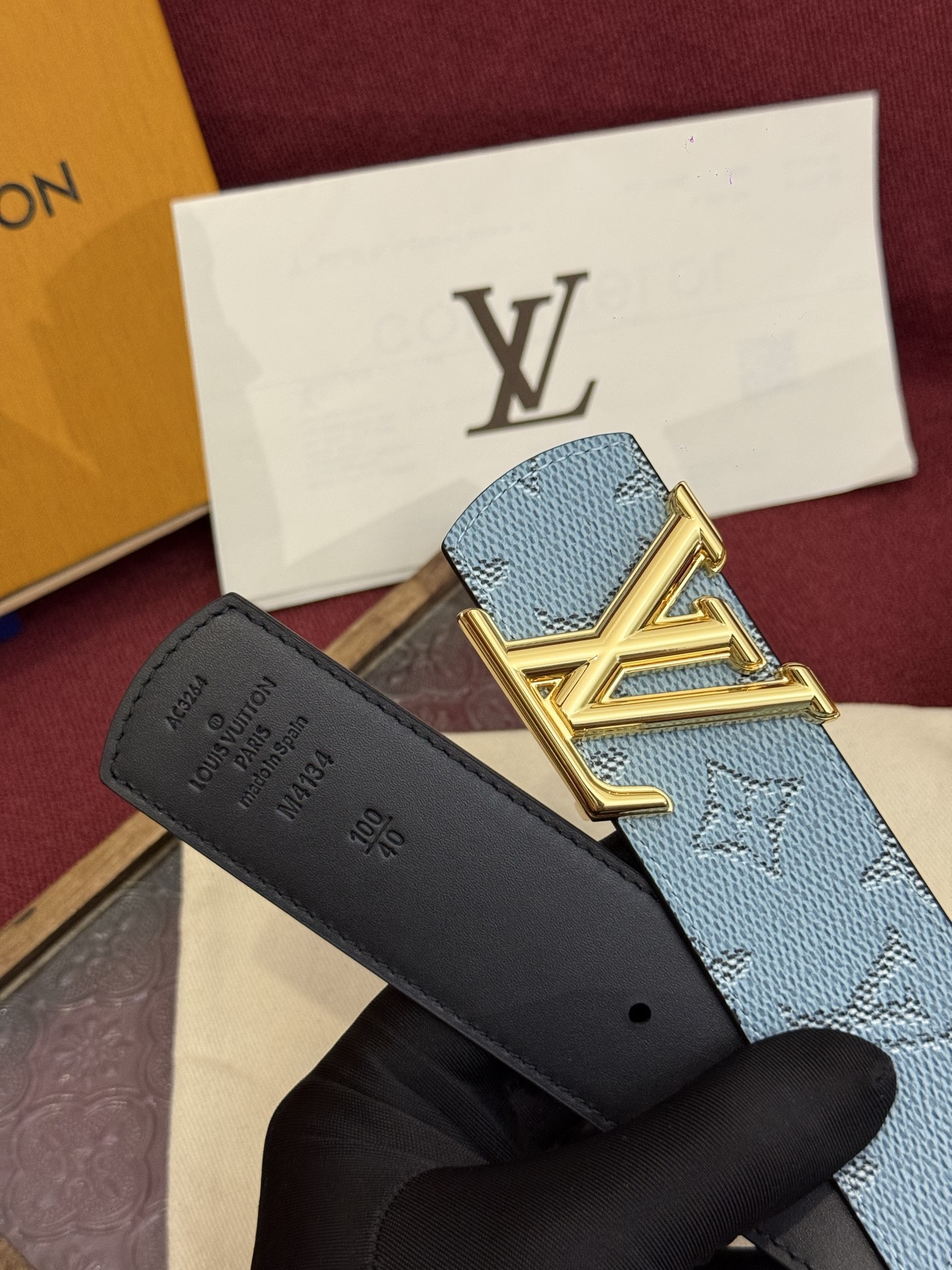 LV Dimension 双面腰带将创意传承与华美街头风范共冶一炉，彰显创意总监 Pharrell Wi