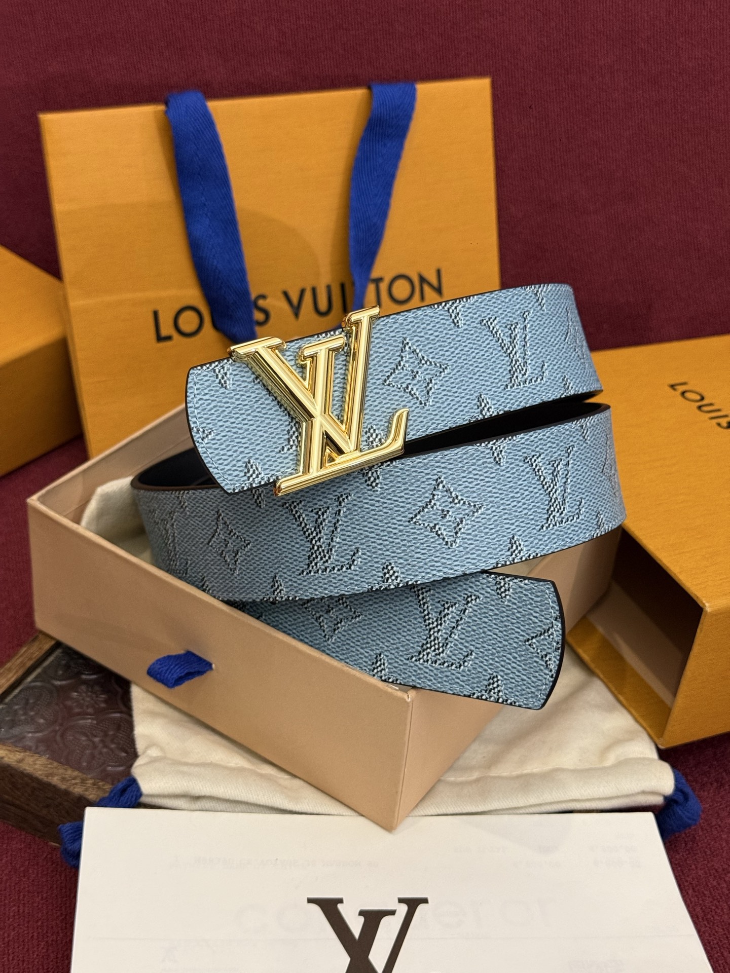 LV Dimension 双面腰带将创意传承与华美街头风范共冶一炉，彰显创意总监 Pharrell Wi