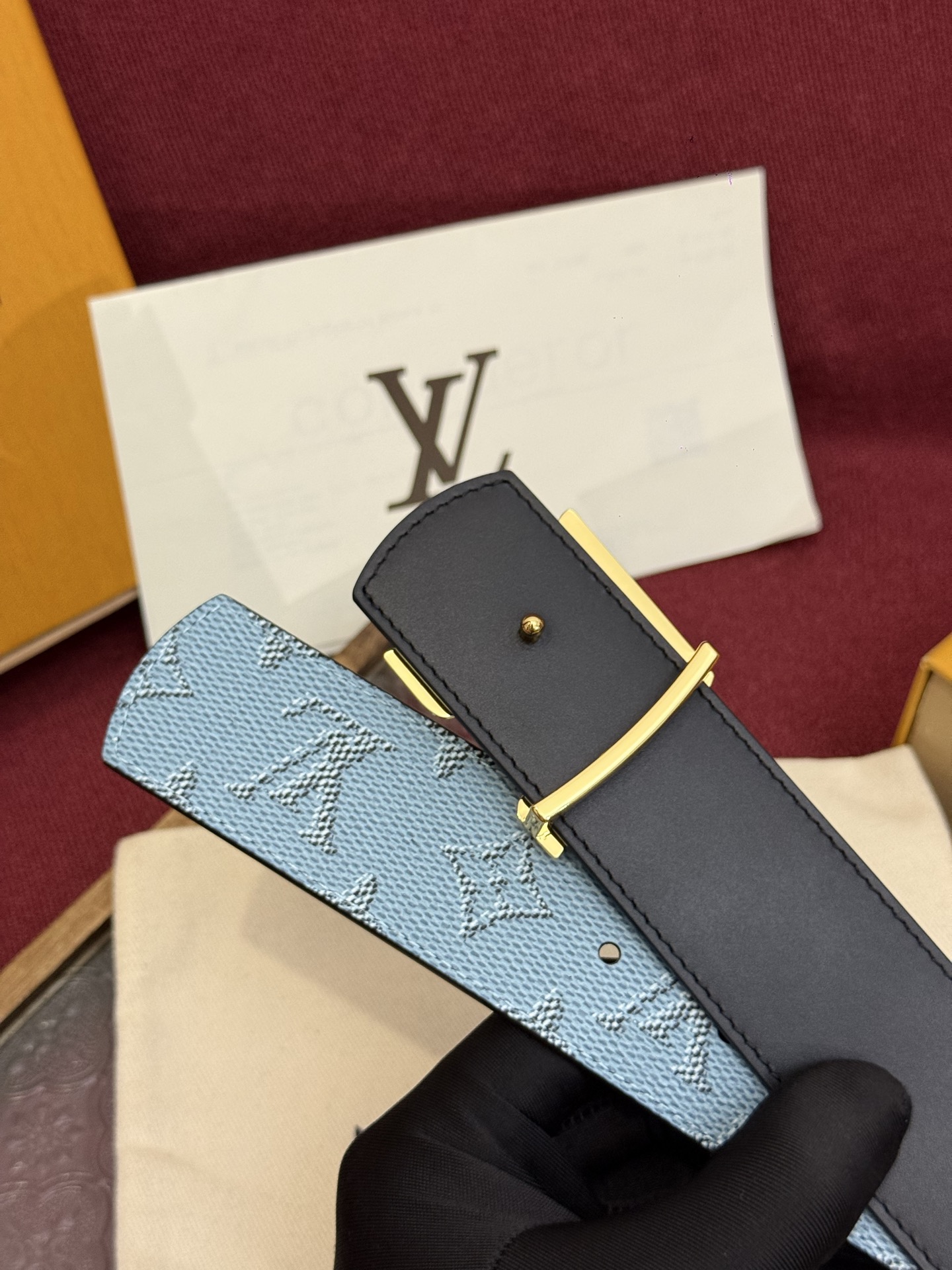 LV Dimension 双面腰带将创意传承与华美街头风范共冶一炉，彰显创意总监 Pharrell Wi