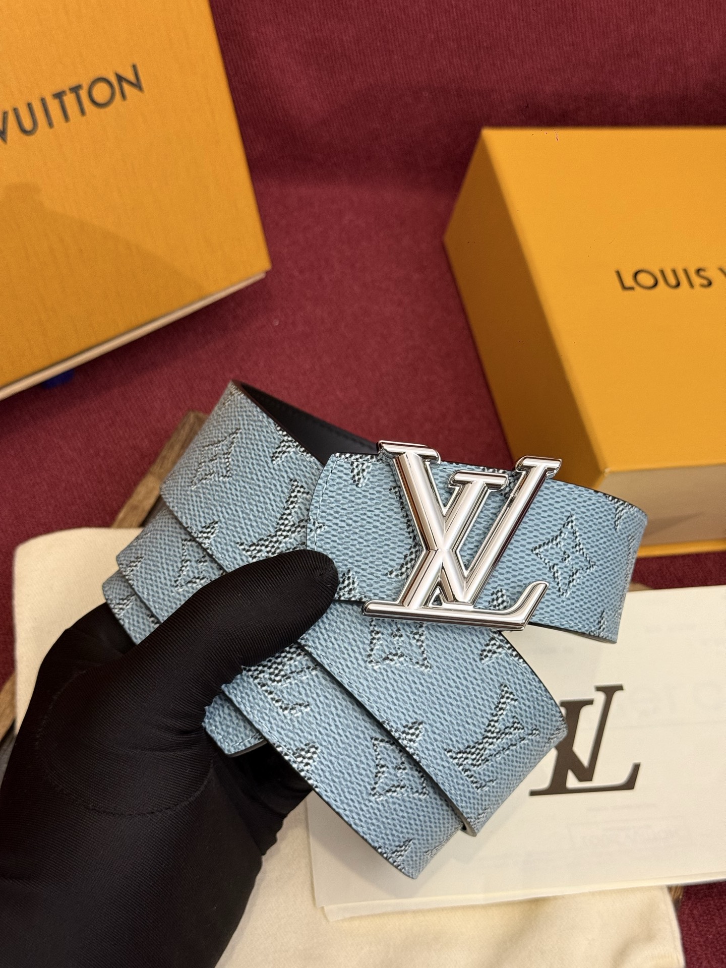 LV Dimension 双面腰带将创意传承与华美街头风范共冶一炉，彰显创意总监 Pharrell Wi