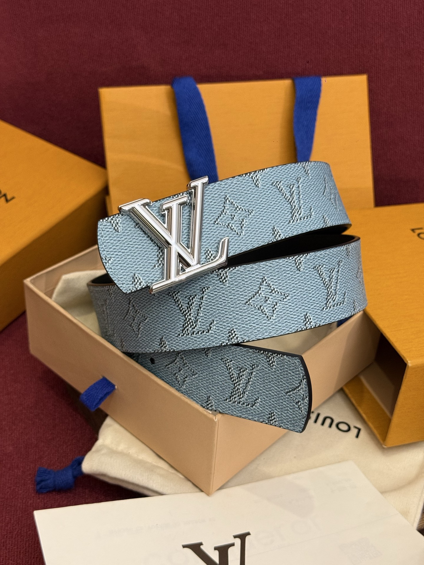 LV Dimension 双面腰带将创意传承与华美街头风范共冶一炉，彰显创意总监 Pharrell Wi