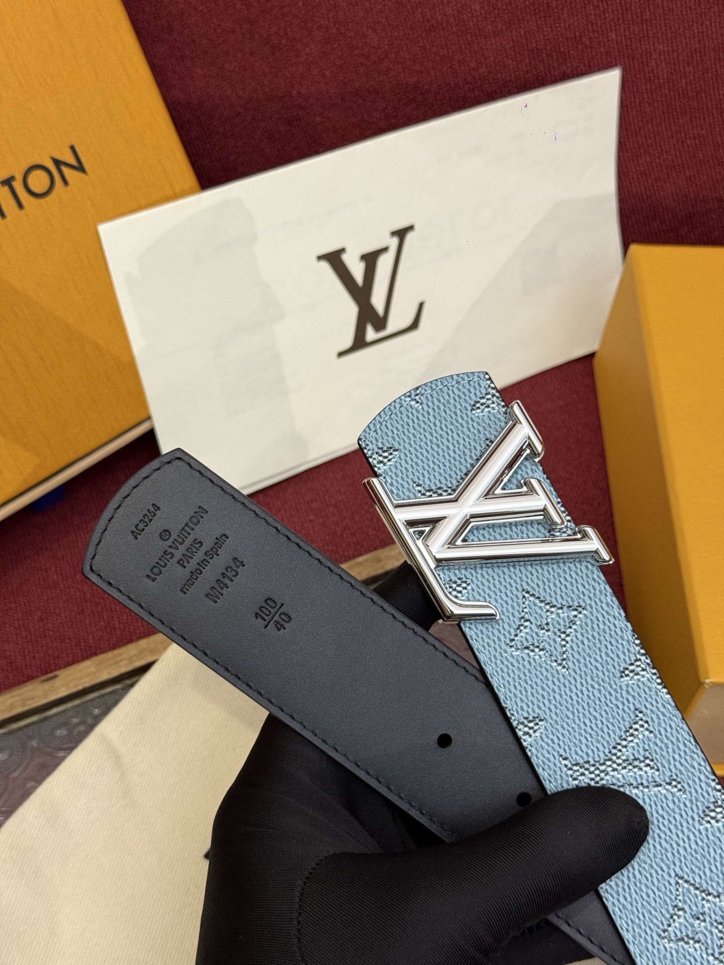 LV Dimension 双面腰带将创意传承与华美街头风范共冶一炉，彰显创意总监 Pharrell Wi