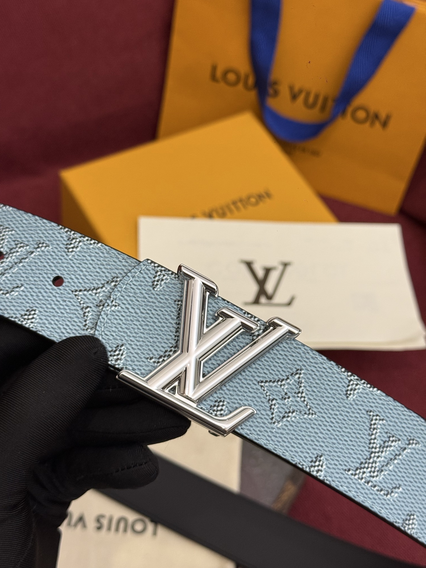 NO:860701,The LV Dimension double-sided belt combines creative heritage with gorgeous street style, highlighting the fashion vision of creative director Pharrell Williams. The Monogram canvas covers the outer layer, and the LV Dimension metal buckle shimmers with subtle luster, making it possible to express your personality in various occasions. Belts, louis vuitton19860909LV Dimension 双面腰带将创意传承与华美街头风范共冶一炉,彰显创意总监 Pharrell Williams 的时尚远见.Monogram 帆布铺陈外层,LV Dimension 金属搭扣闪烁微妙莹泽,可于各式场合宣示个性主张,皮带,louis vuitton,Belt