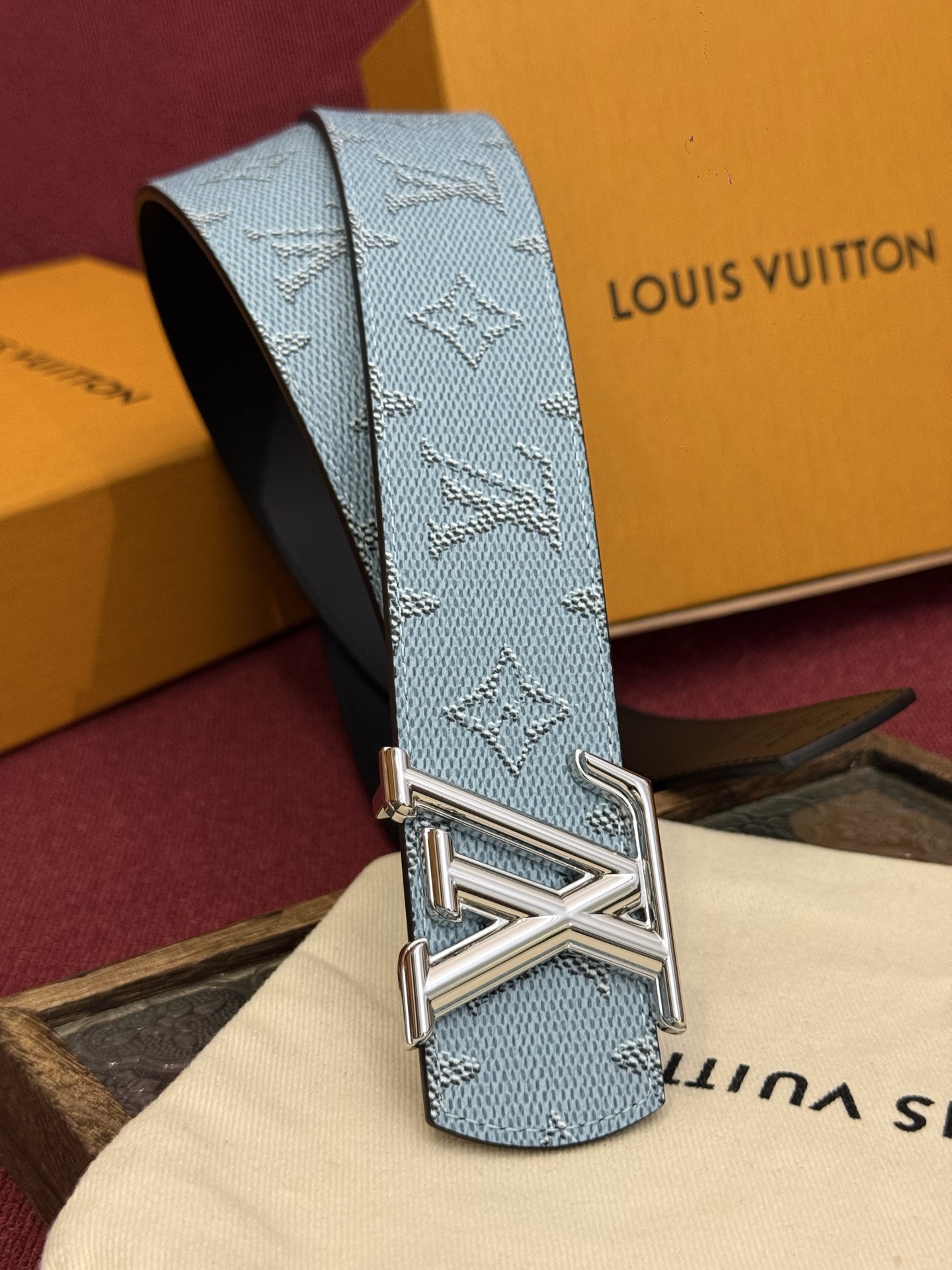 LV Dimension 双面腰带将创意传承与华美街头风范共冶一炉，彰显创意总监 Pharrell Wi