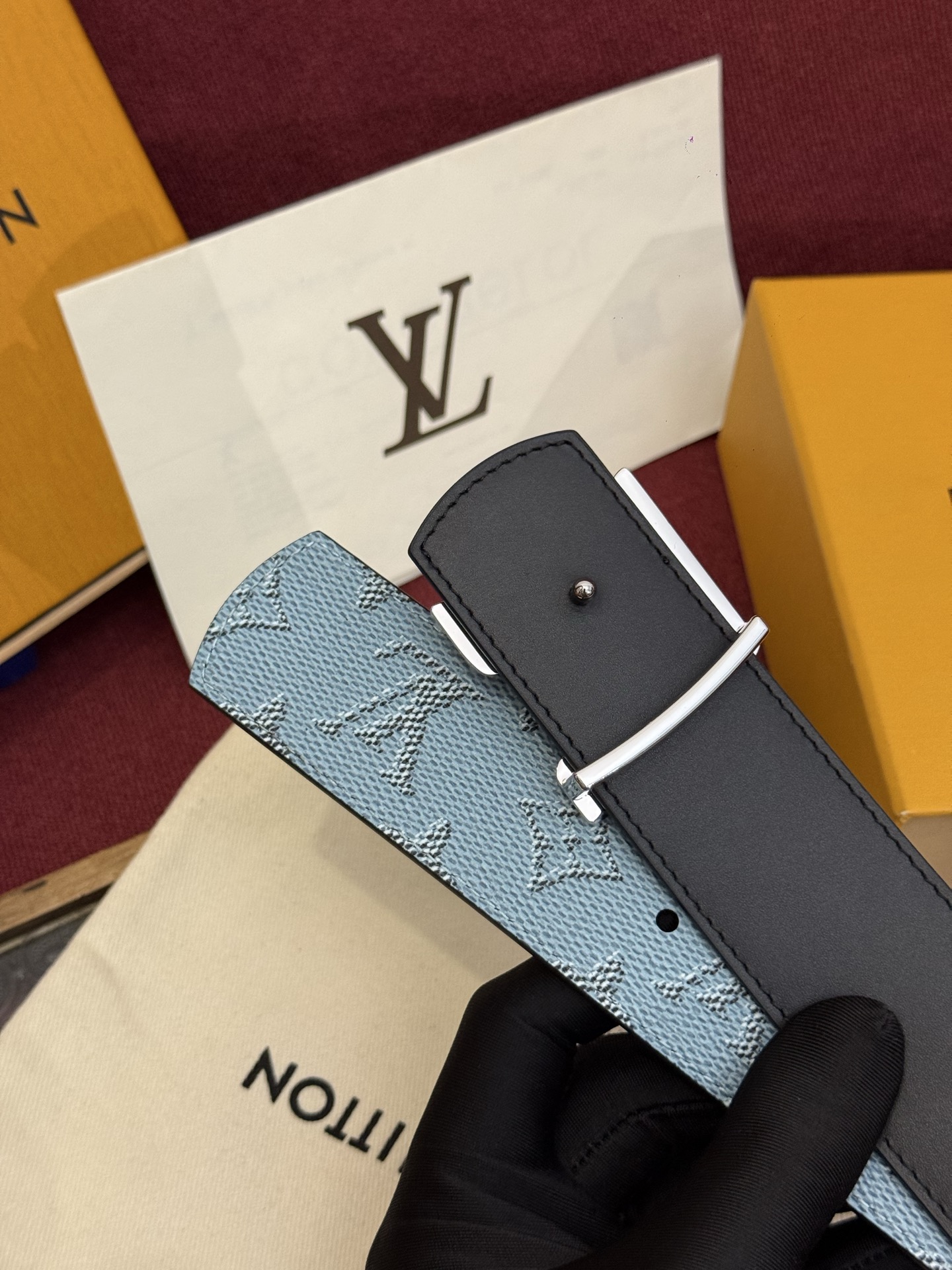 LV Dimension 双面腰带将创意传承与华美街头风范共冶一炉，彰显创意总监 Pharrell Wi