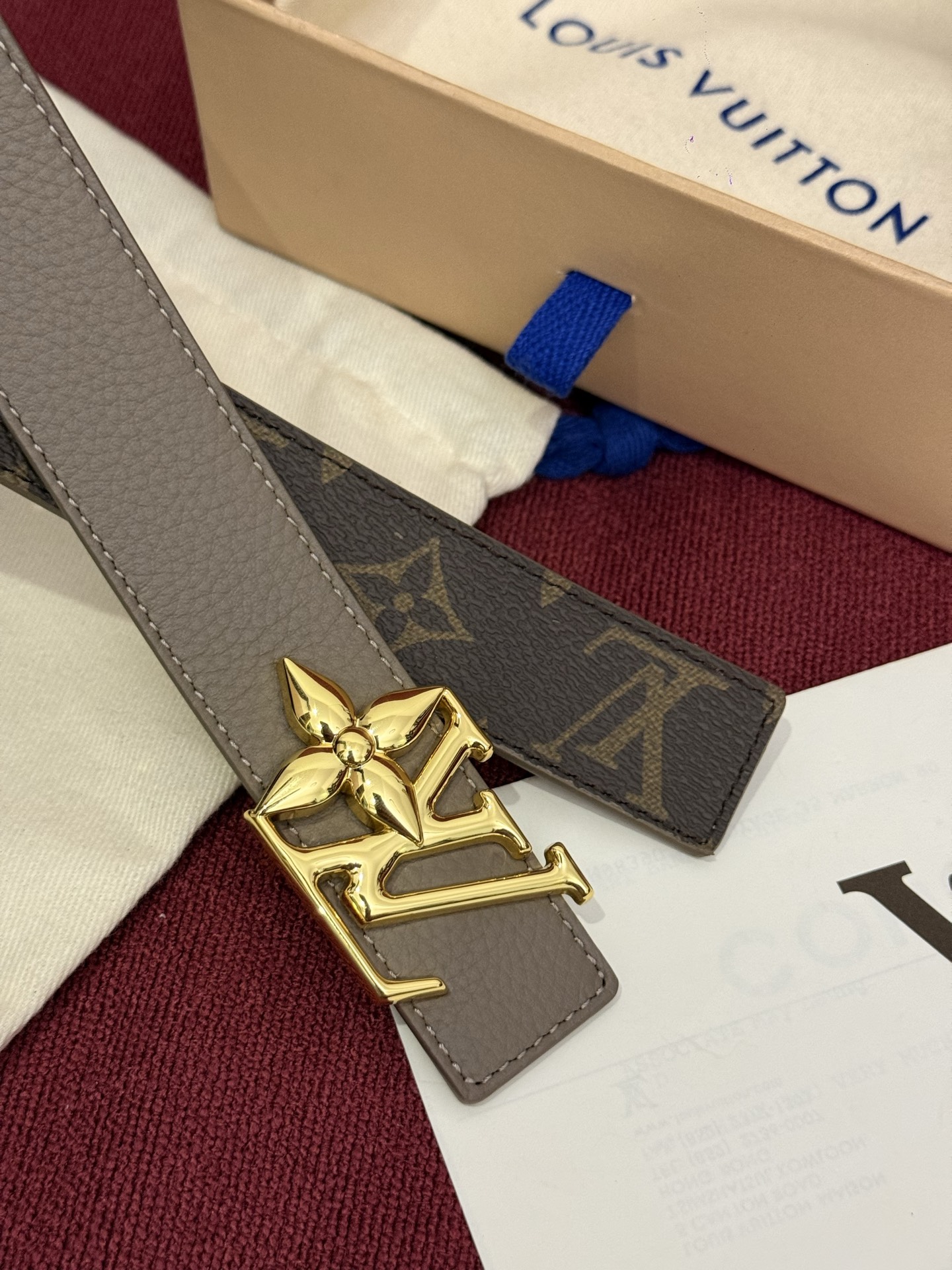 这款时尚且实用的 Pretty LV 腰带兼具美观与实用性，集两种精致风格于一身。其可翻转设计将品牌标志