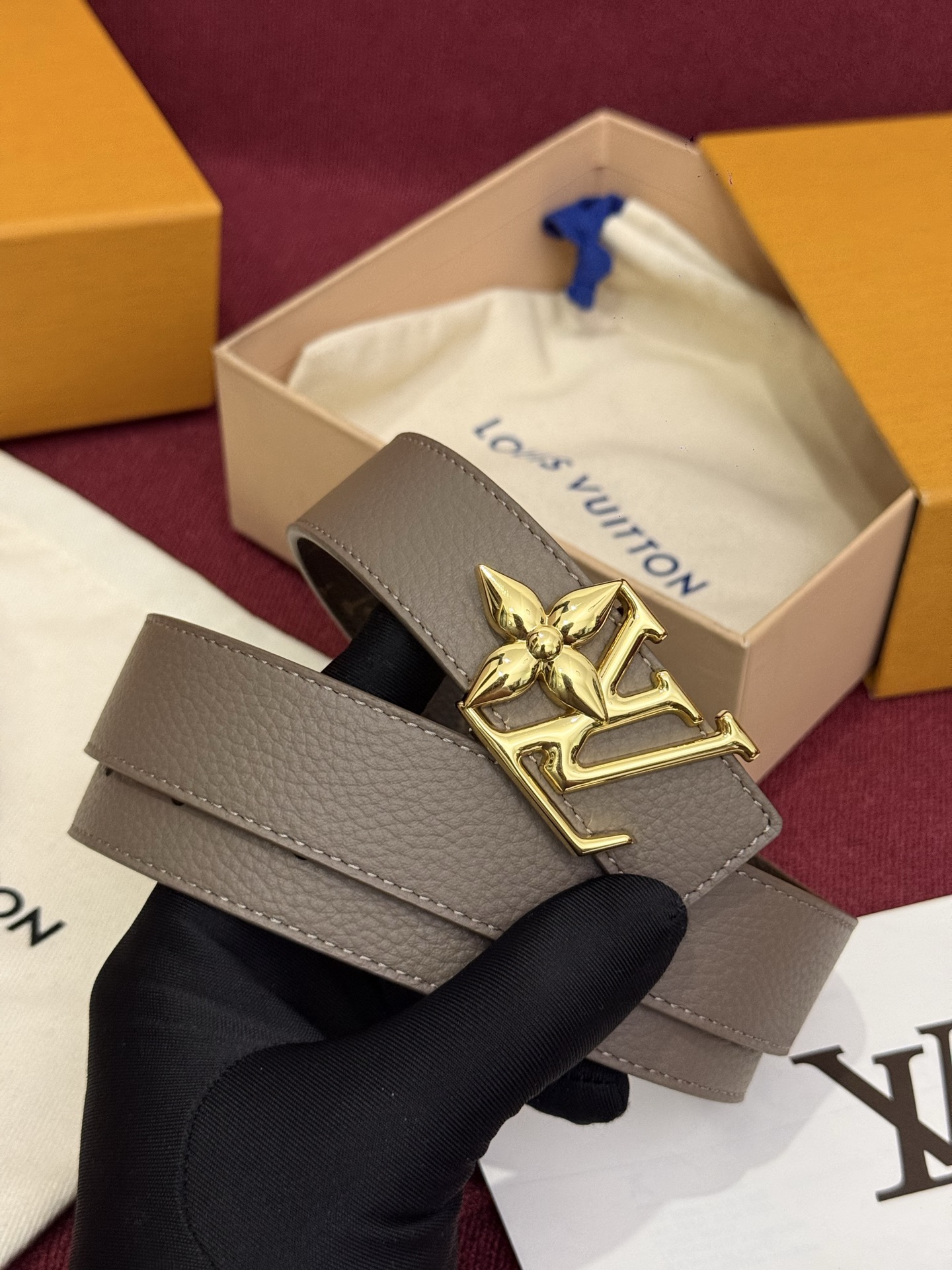这款时尚且实用的 Pretty LV 腰带兼具美观与实用性，集两种精致风格于一身。其可翻转设计将品牌标志