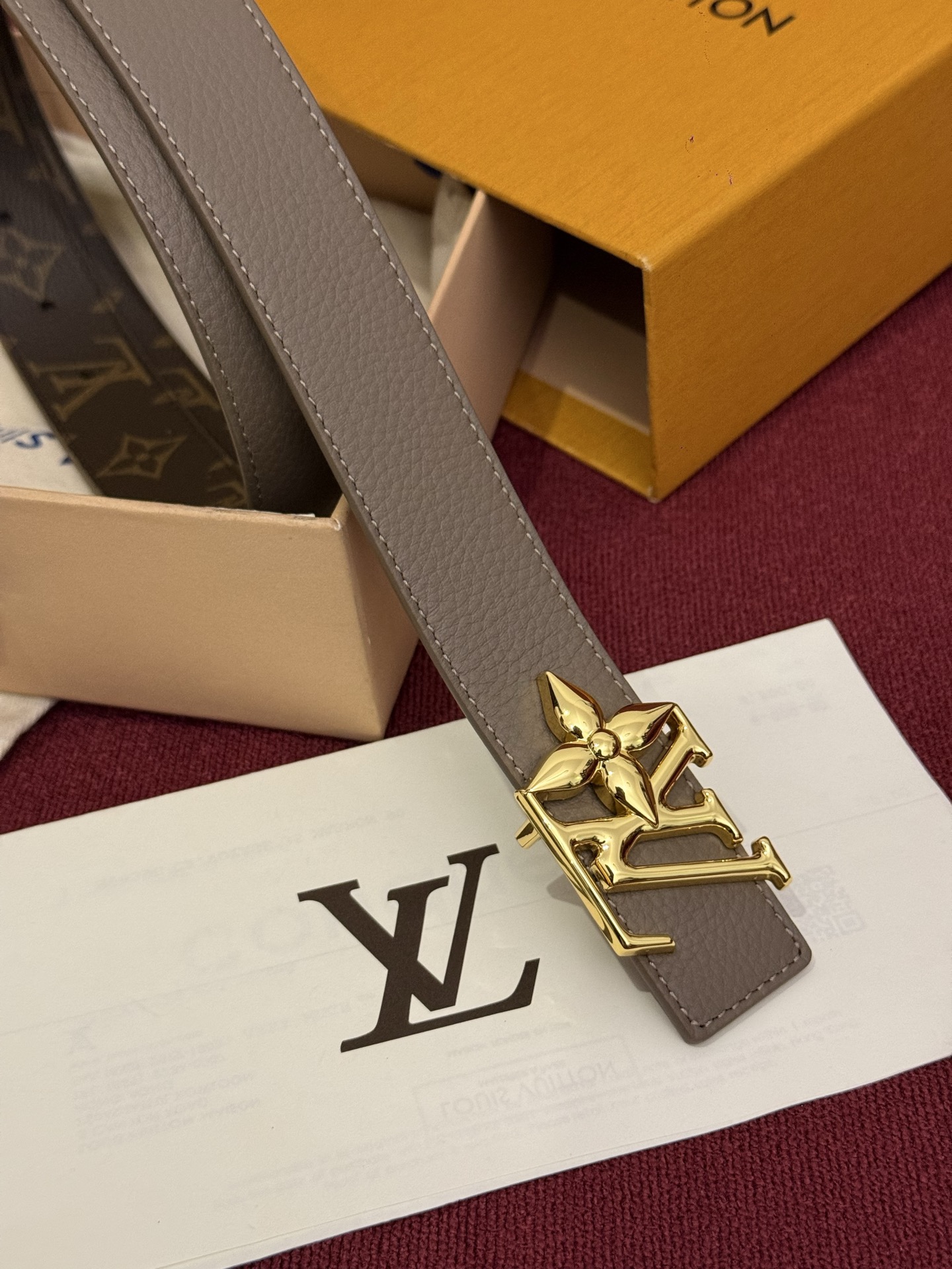 这款时尚且实用的 Pretty LV 腰带兼具美观与实用性，集两种精致风格于一身。其可翻转设计将品牌标志