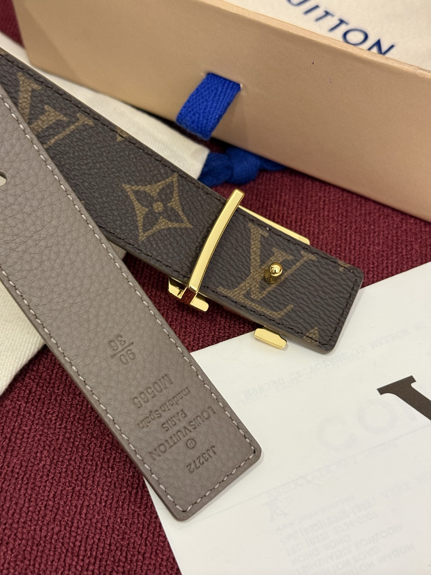 这款时尚且实用的 Pretty LV 腰带兼具美观与实用性，集两种精致风格于一身。其可翻转设计将品牌标志