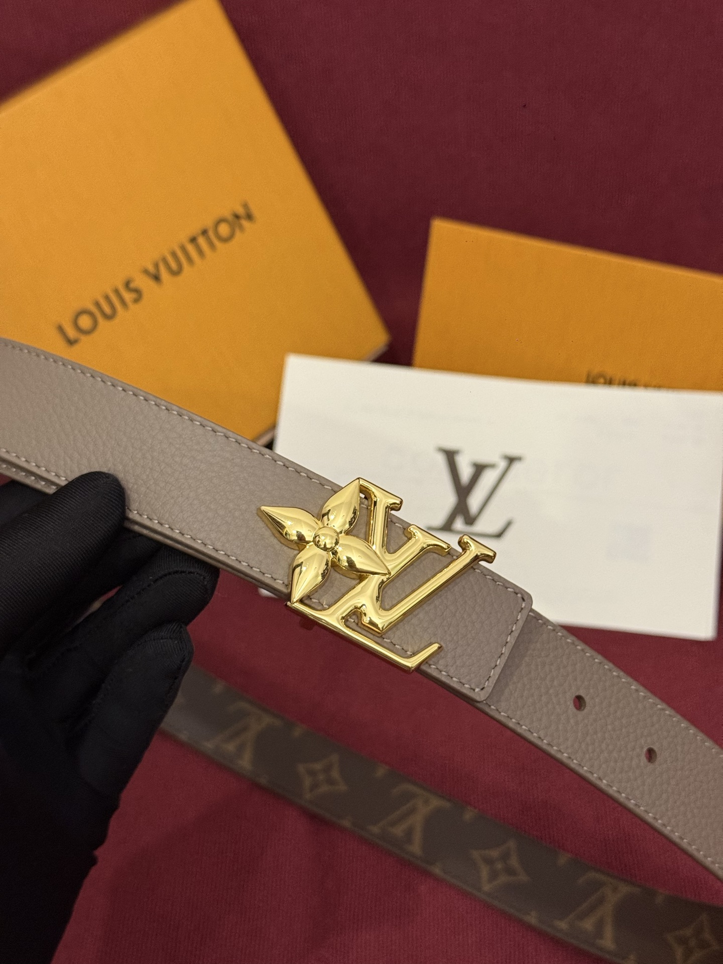 这款时尚且实用的 Pretty LV 腰带兼具美观与实用性，集两种精致风格于一身。其可翻转设计将品牌标志