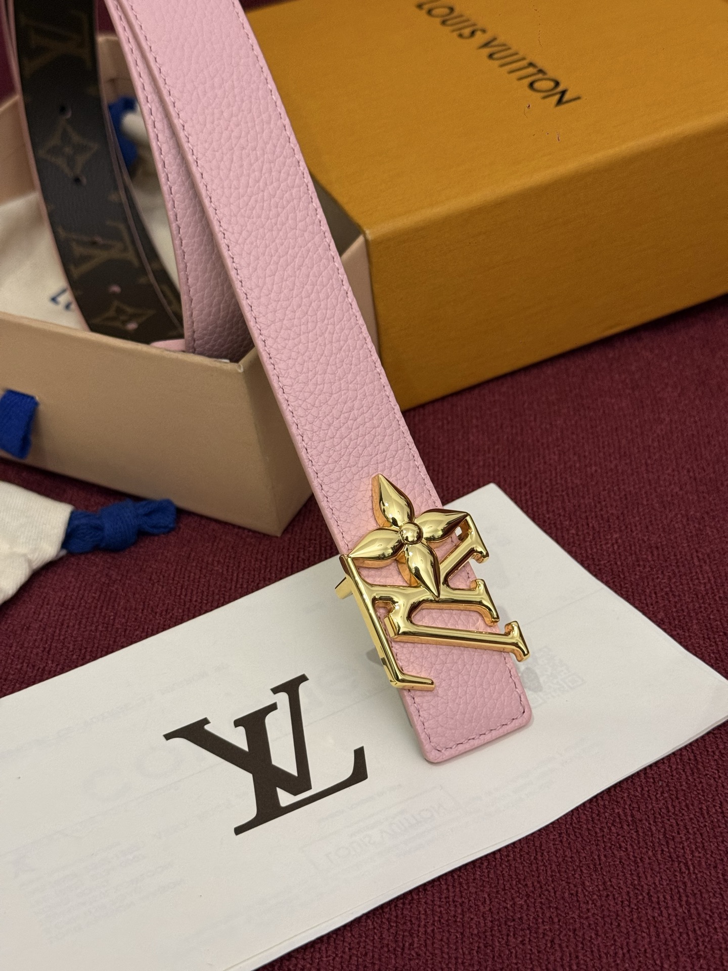 这款时尚且实用的 Pretty LV 腰带兼具美观与实用性，集两种精致风格于一身。其可翻转设计将品牌标志