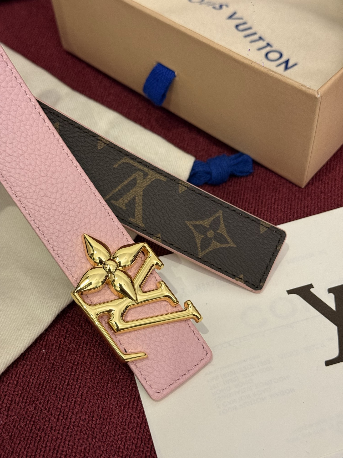 这款时尚且实用的 Pretty LV 腰带兼具美观与实用性，集两种精致风格于一身。其可翻转设计将品牌标志