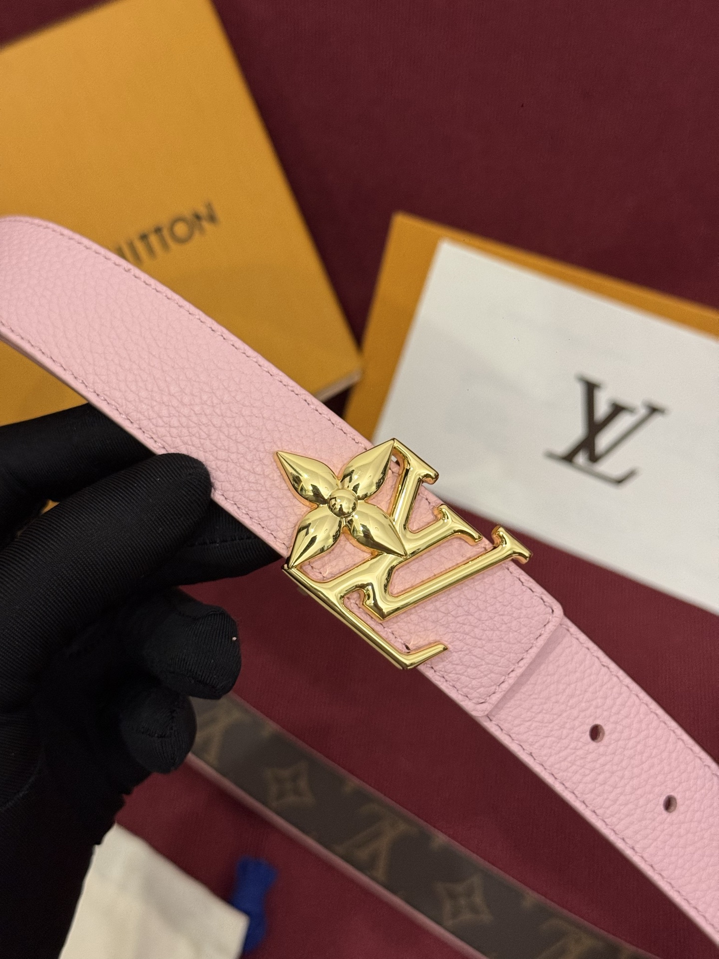 这款时尚且实用的 Pretty LV 腰带兼具美观与实用性，集两种精致风格于一身。其可翻转设计将品牌标志