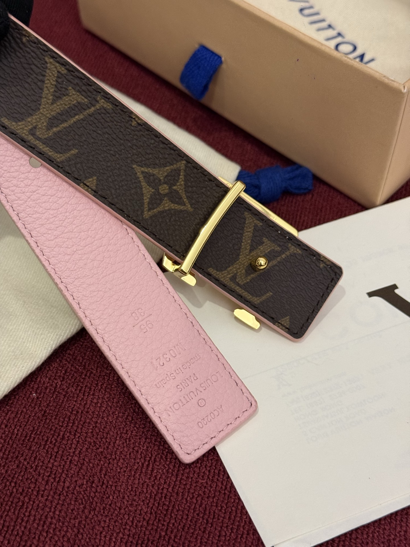 这款时尚且实用的 Pretty LV 腰带兼具美观与实用性，集两种精致风格于一身。其可翻转设计将品牌标志