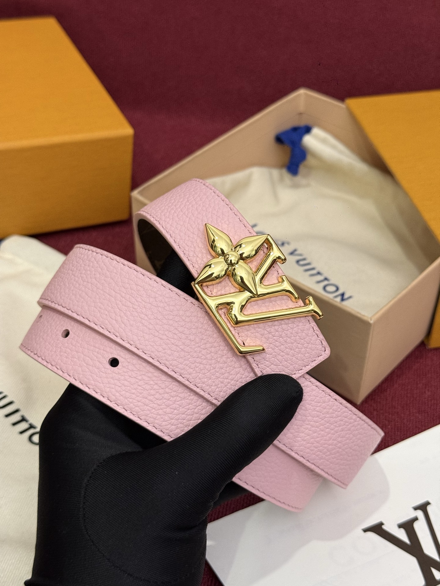 这款时尚且实用的 Pretty LV 腰带兼具美观与实用性，集两种精致风格于一身。其可翻转设计将品牌标志