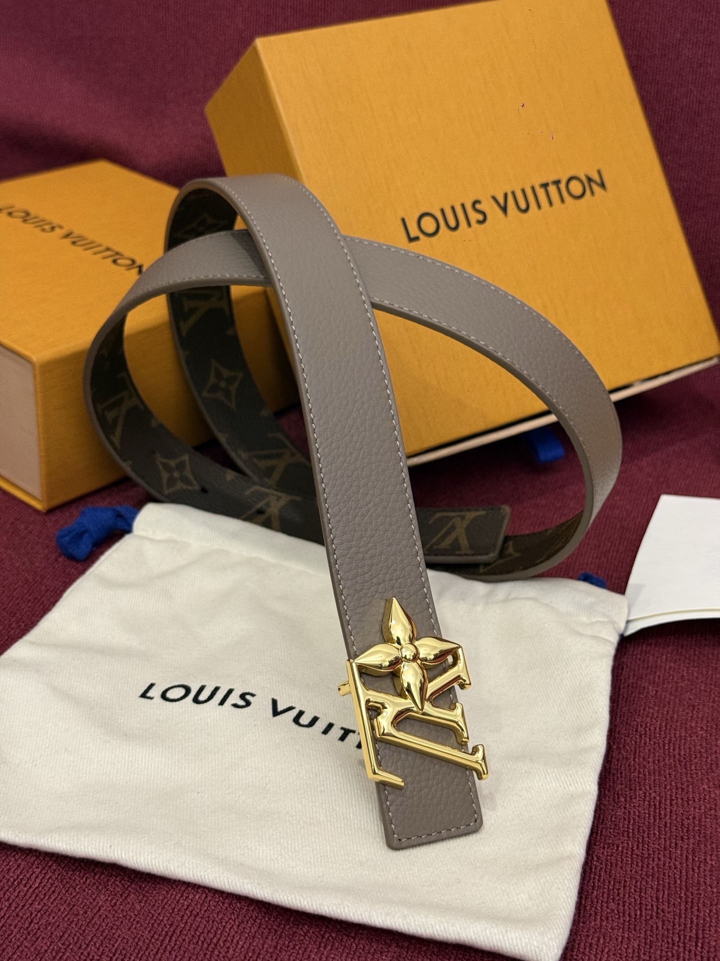 这款时尚且实用的 Pretty LV 腰带兼具美观与实用性，集两种精致风格于一身。其可翻转设计将品牌标志