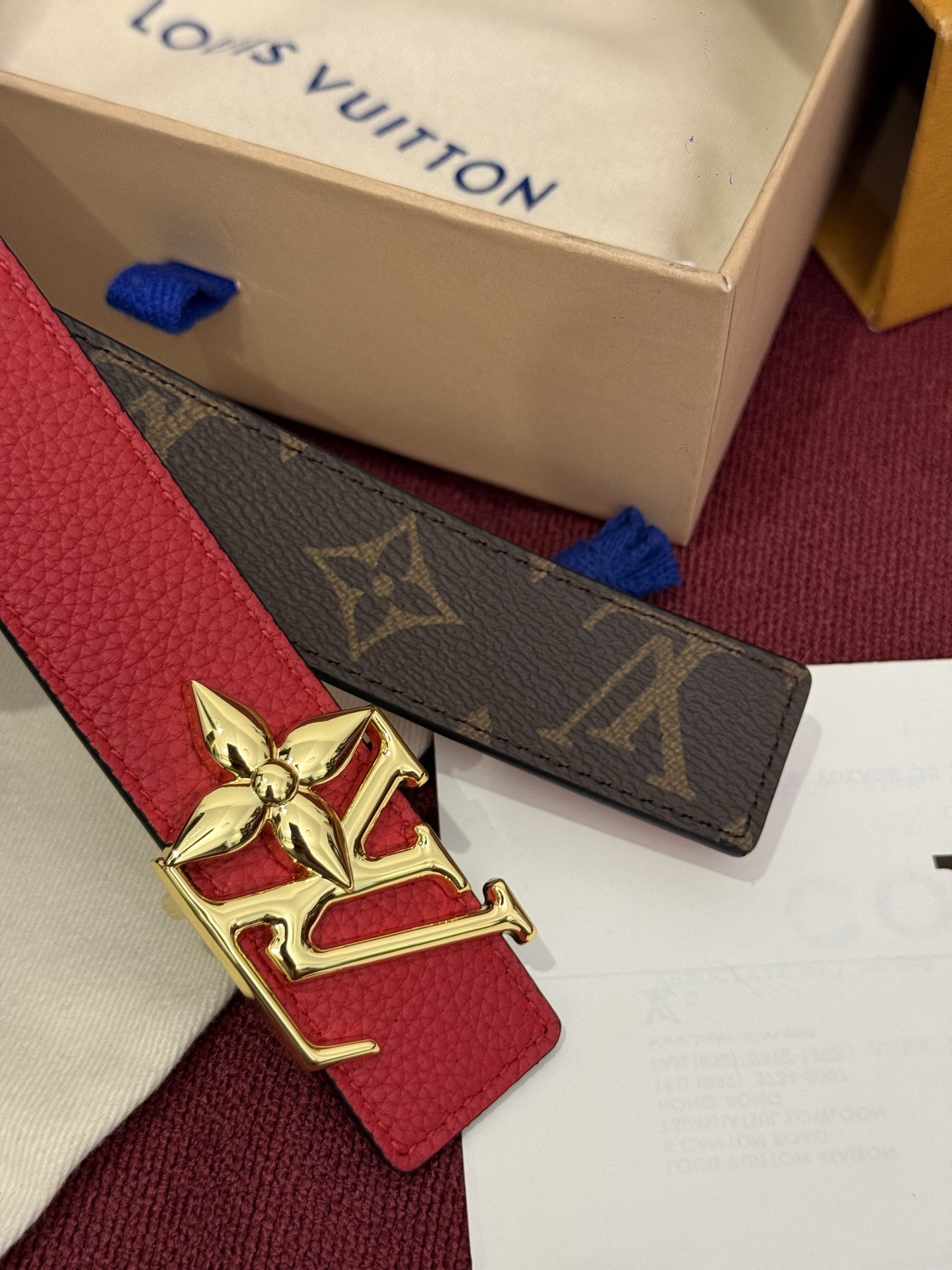 这款时尚且实用的 Pretty LV 腰带兼具美观与实用性，集两种精致风格于一身。其可翻转设计将品牌标志