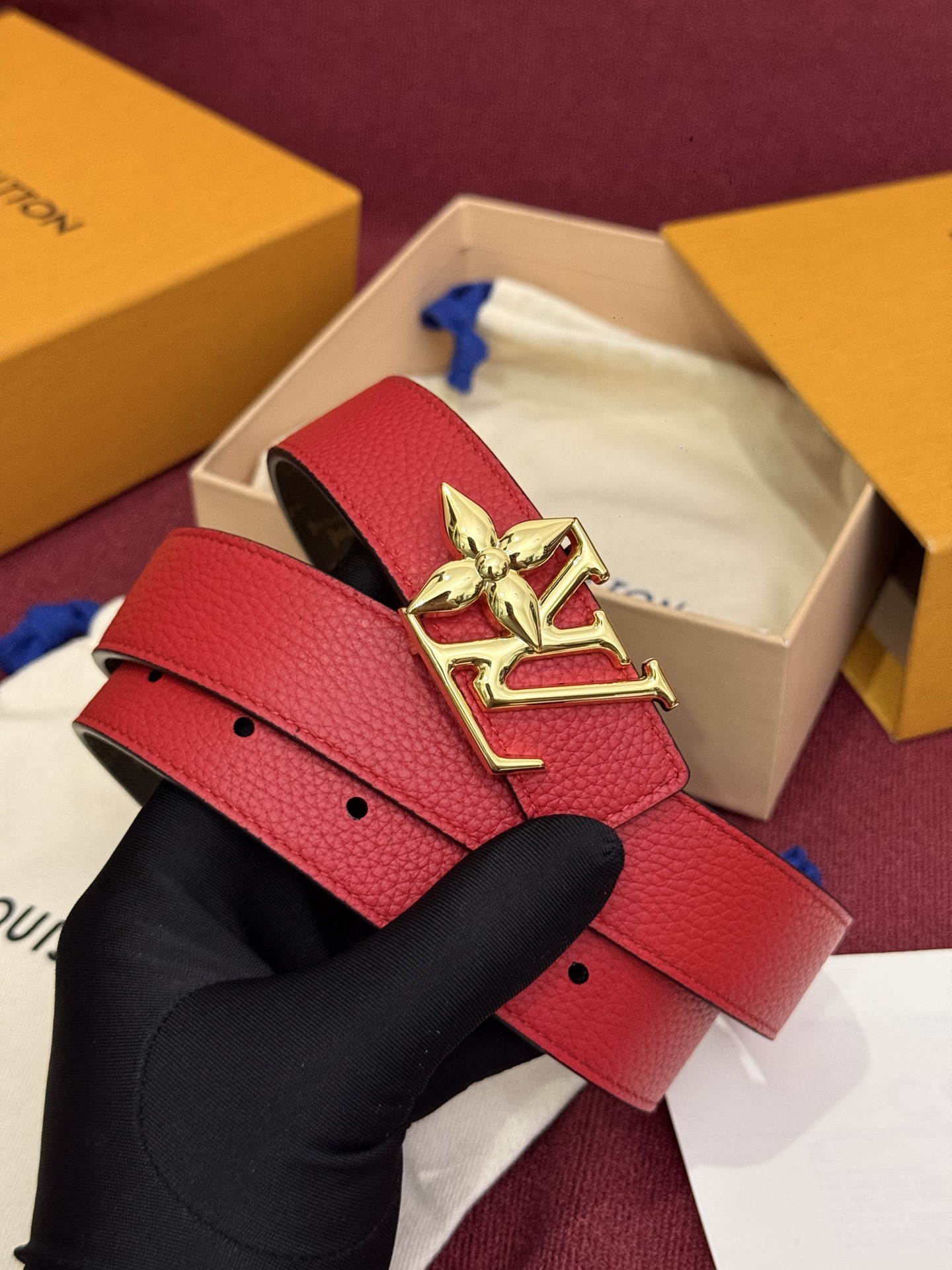 这款时尚且实用的 Pretty LV 腰带兼具美观与实用性，集两种精致风格于一身。其可翻转设计将品牌标志