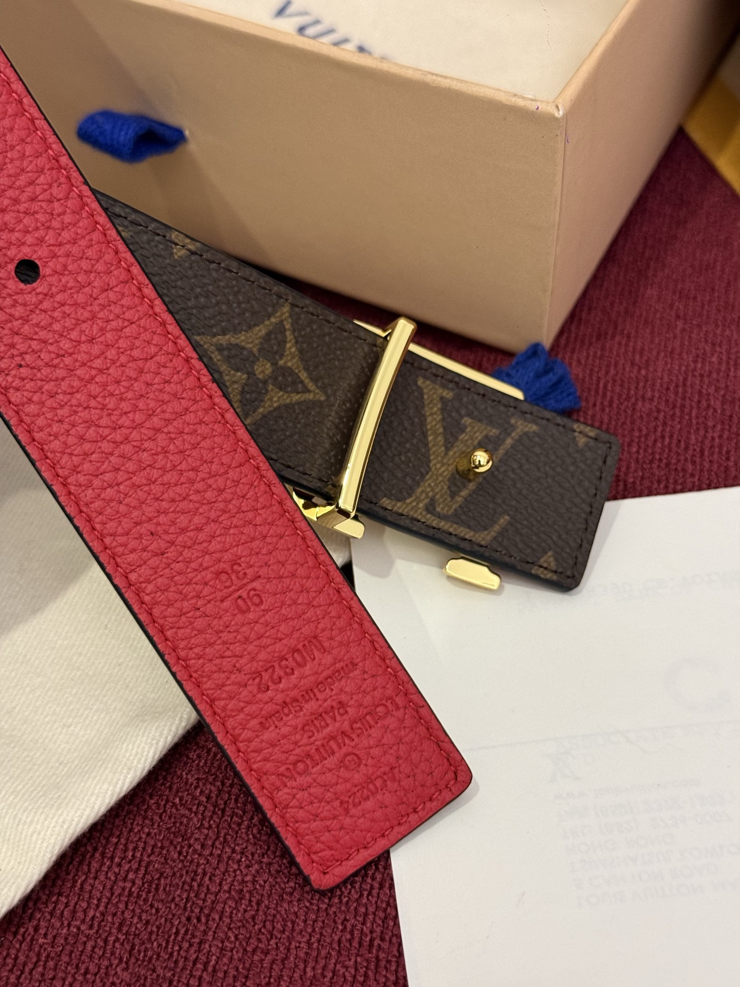 这款时尚且实用的 Pretty LV 腰带兼具美观与实用性，集两种精致风格于一身。其可翻转设计将品牌标志