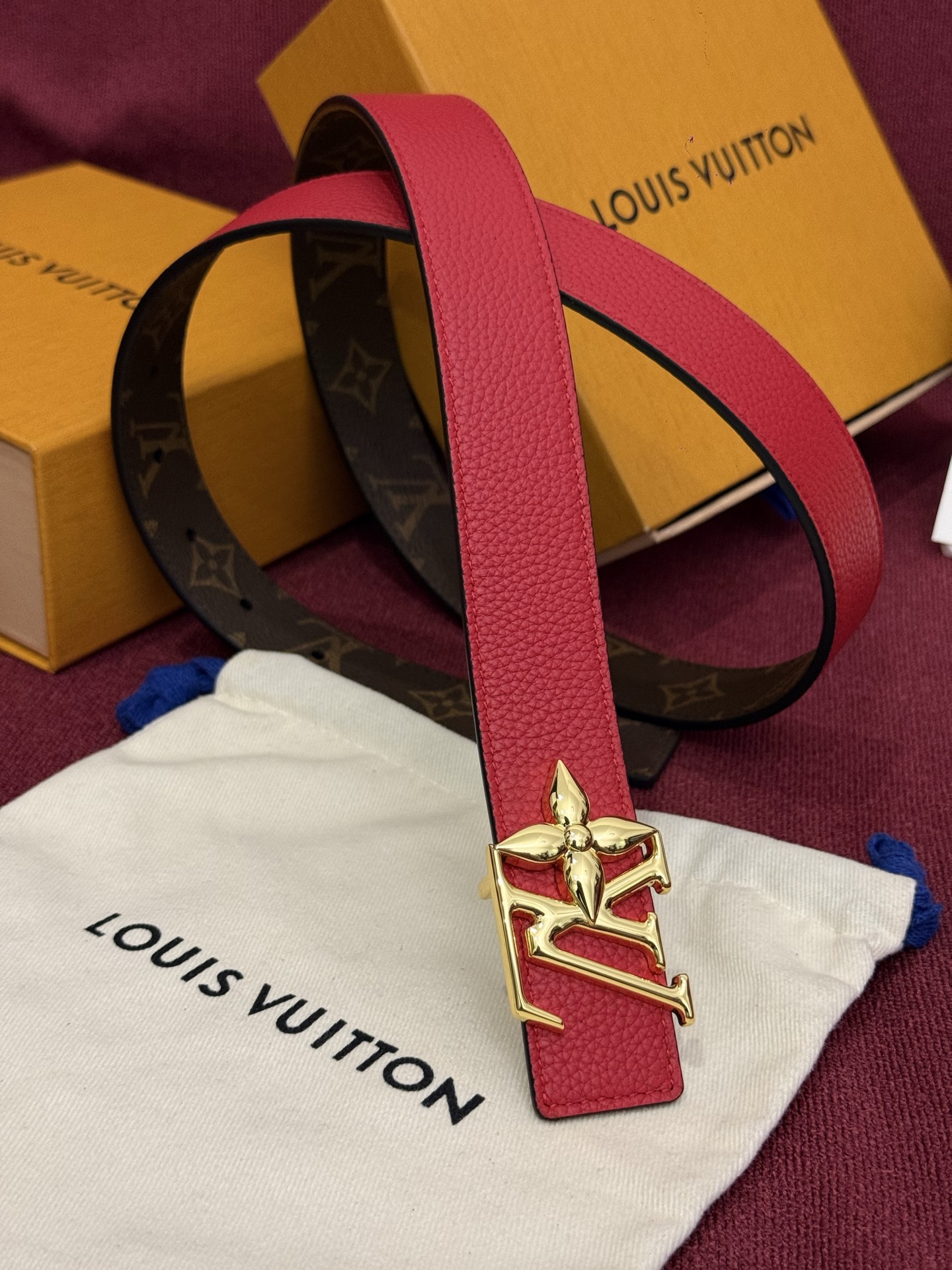 这款时尚且实用的 Pretty LV 腰带兼具美观与实用性，集两种精致风格于一身。其可翻转设计将品牌标志