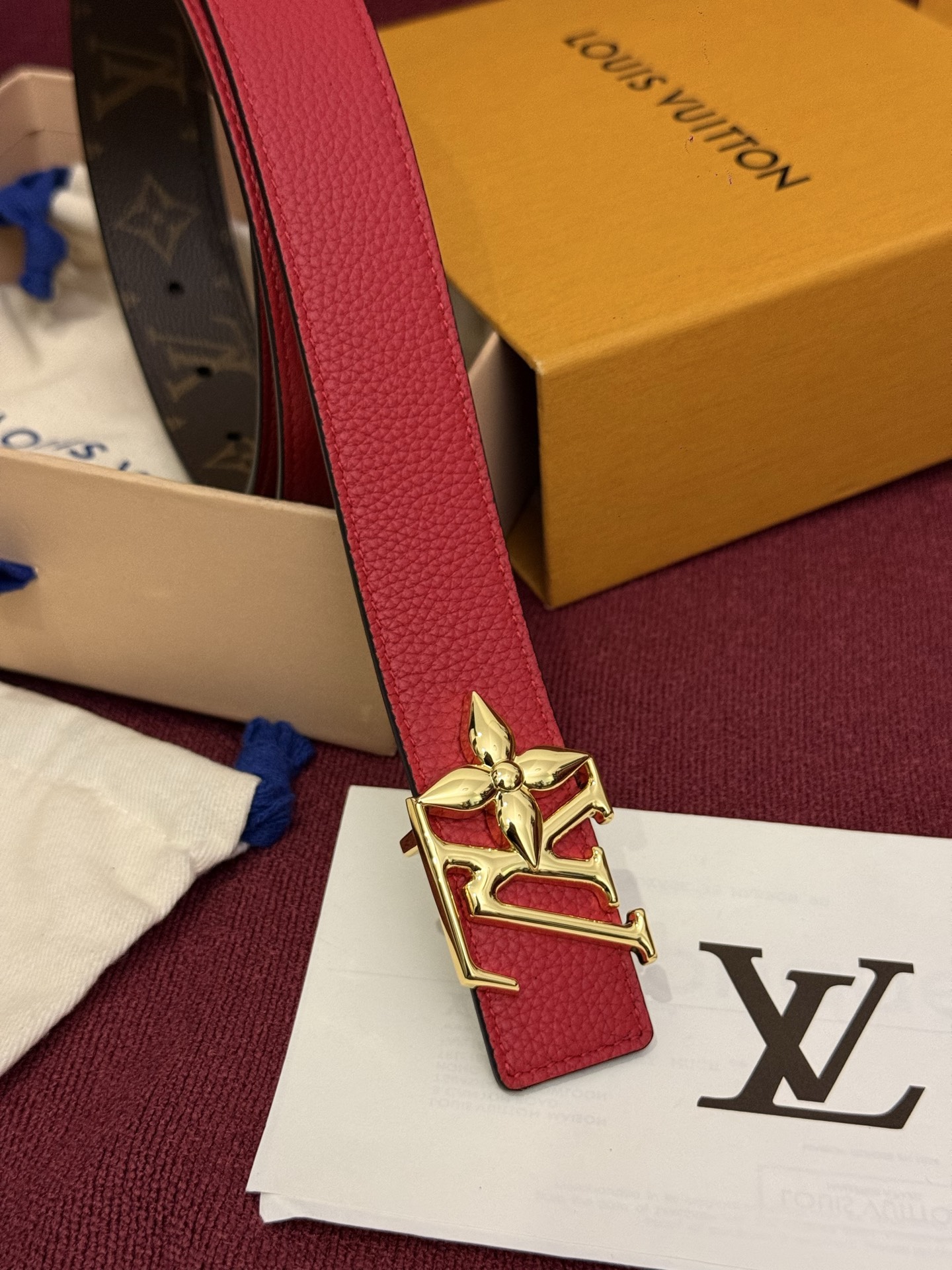 这款时尚且实用的 Pretty LV 腰带兼具美观与实用性，集两种精致风格于一身。其可翻转设计将品牌标志