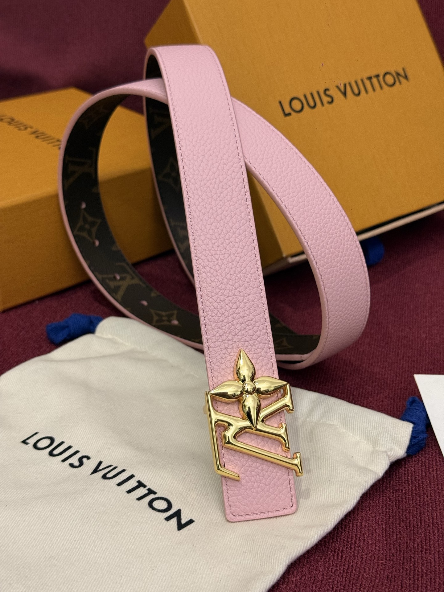这款时尚且实用的 Pretty LV 腰带兼具美观与实用性，集两种精致风格于一身。其可翻转设计将品牌标志